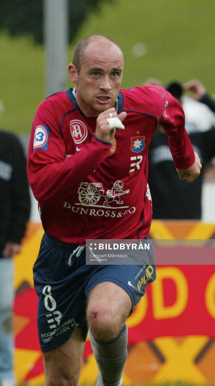  2-2, Tryggvi Gudmundsson och den sena kvitteringen är ett faktum. Tryggvi är så arg på linjedomaren att han här startar ruschen ända fram till Erik Bergsten.