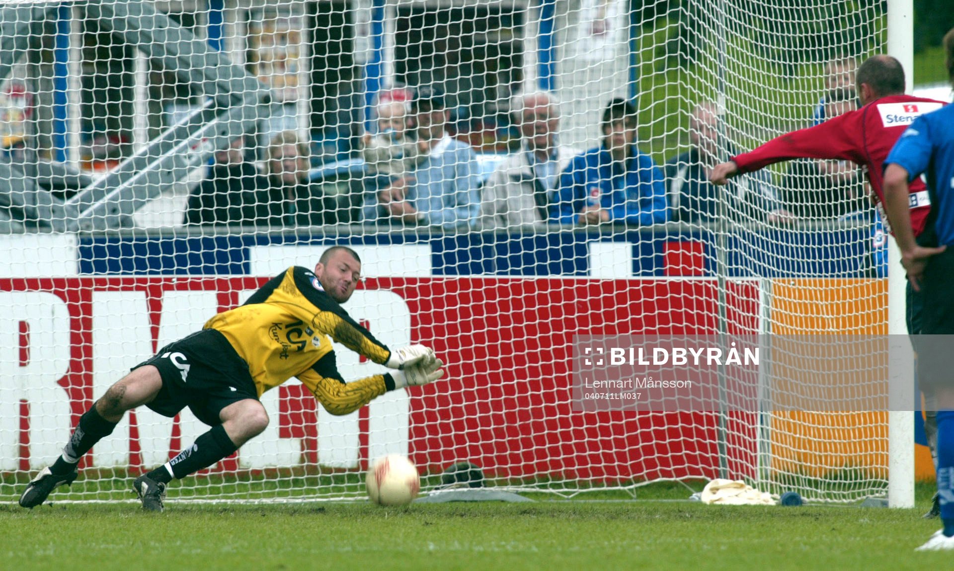 Straffräddning Conny Johansson, det är 2-2-skytten