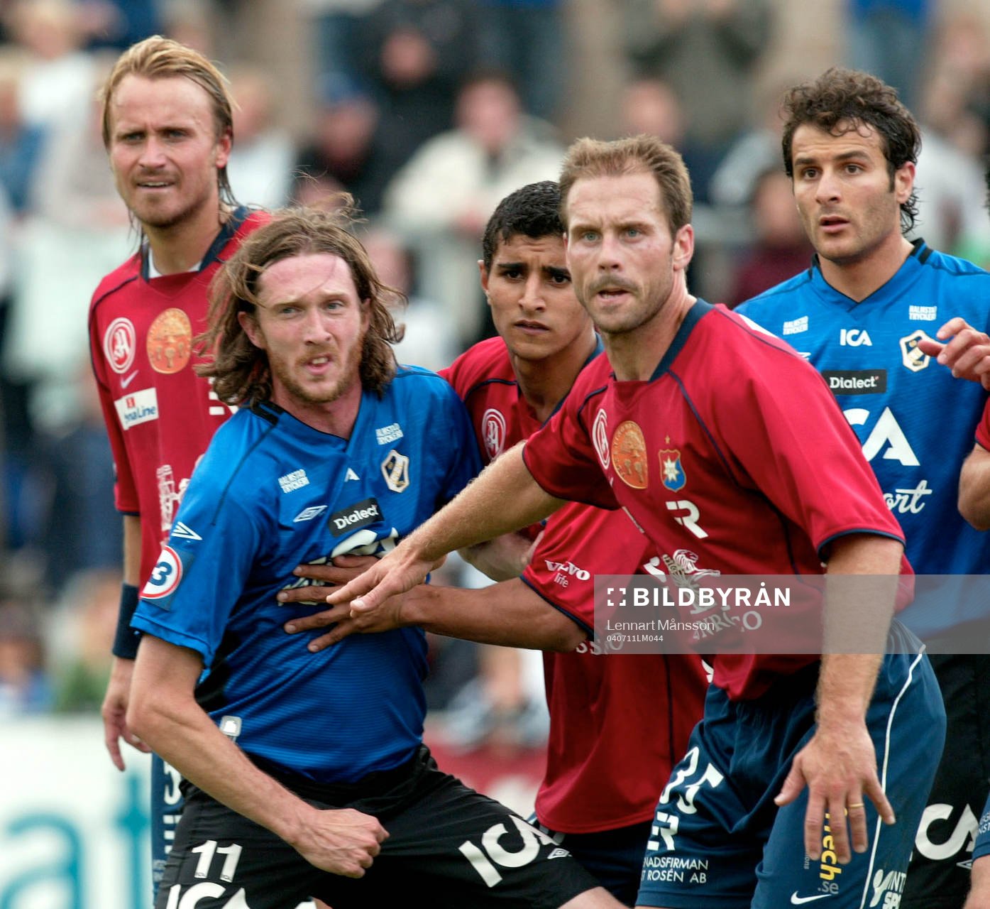 Mikael Nilsson, Halmstad, hålls tillbaka av Ailton Almeida