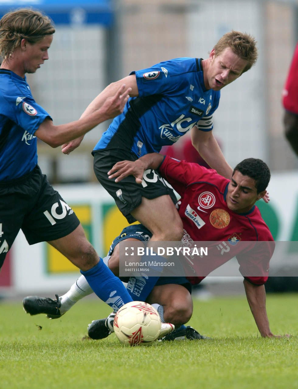 Tommy Jönsson och Dusan Djuric hjälps åt att stoppa
