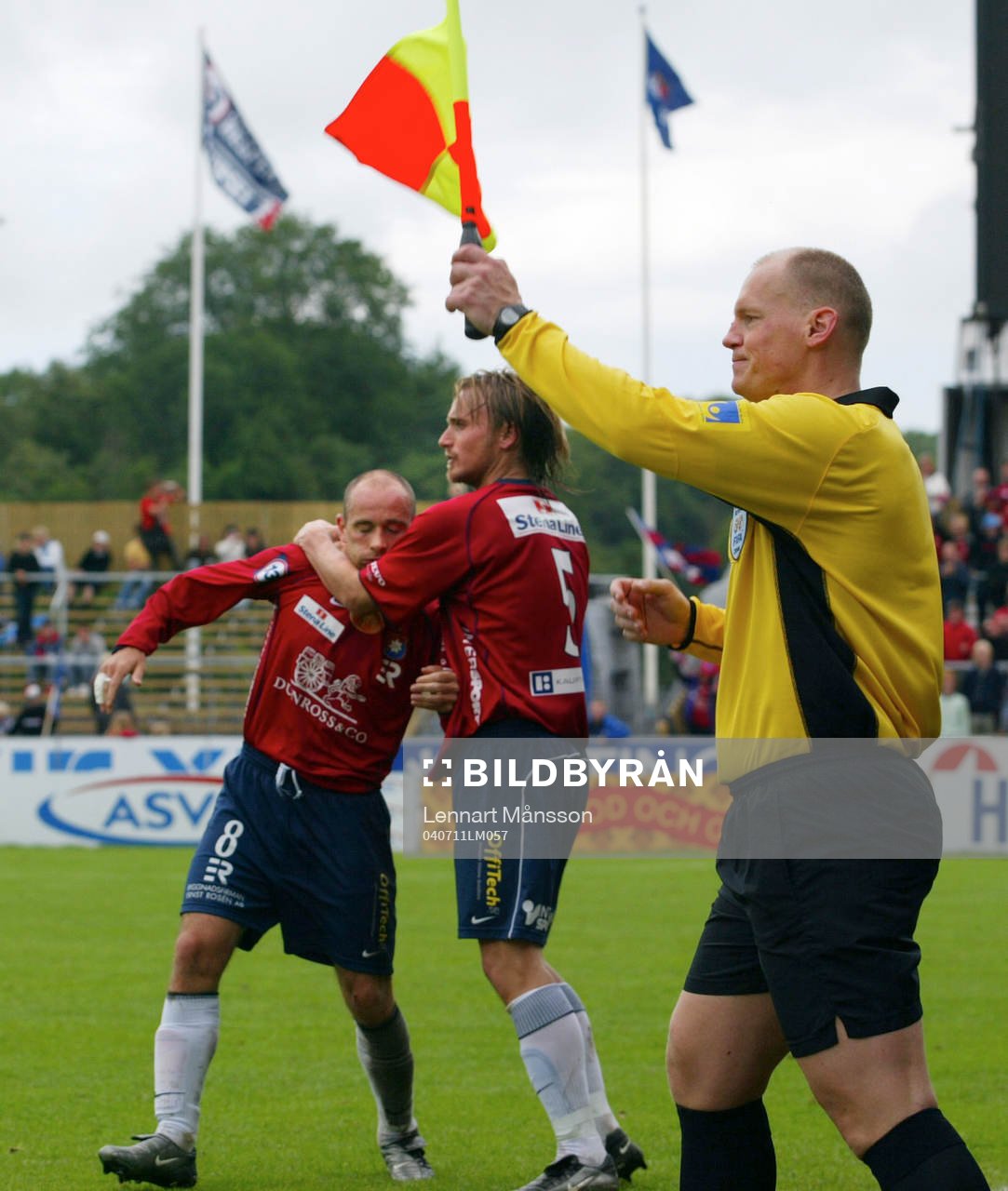  2-2, Målskytten Tryggvi Gudmundsson är arg på linjedomaren Erik Bergsten och springer fram och jublar framför honom. Här signalerar Bergsten till domaren att Gudmundsson skall visas ut.