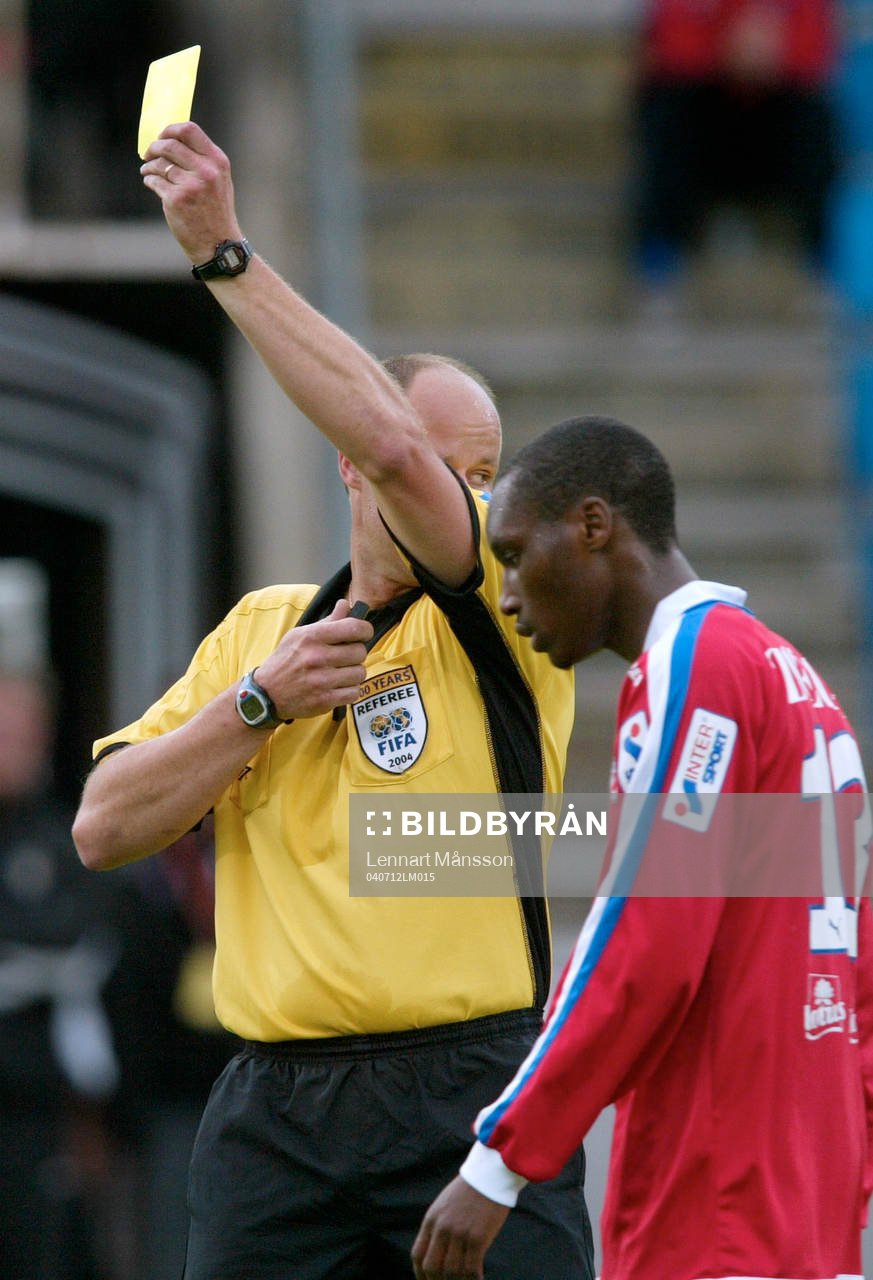 Atiba Hutchinson, Helsingborg och Martin Hansson, domare.