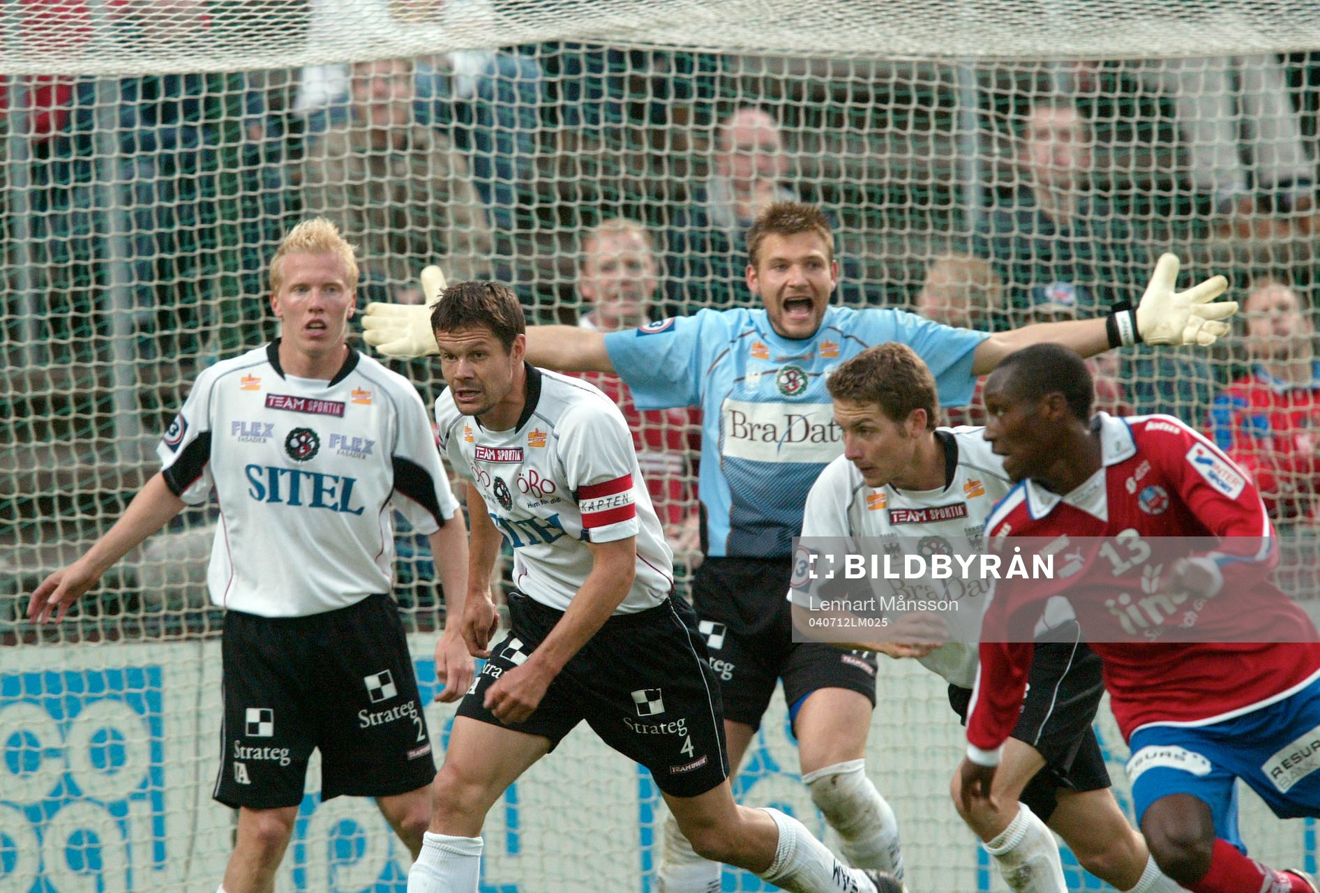  John Alvbåge, målvakt, Örebro, framför fr v;  Fredrik Samuelsson, Thomas Andersson.