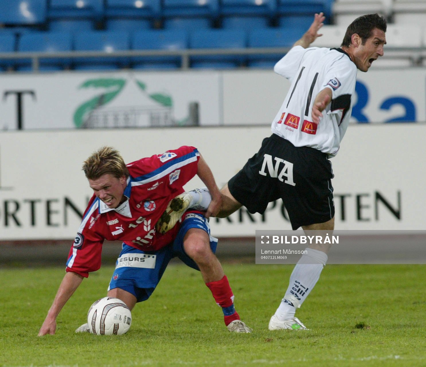  Christian Järdler tar tag i Herish Kuhls ben.