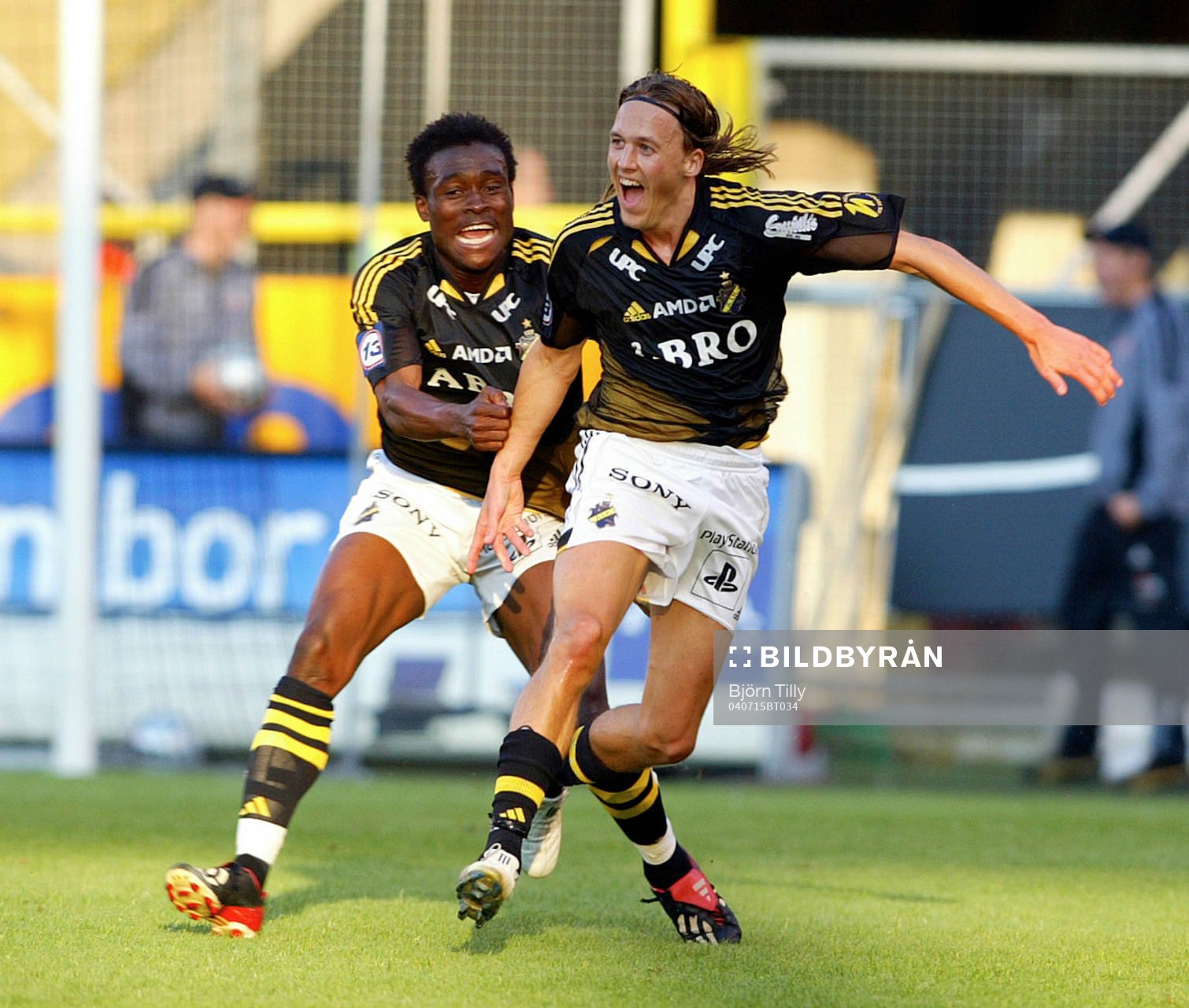 Derek Boateng, AIK gratulerar 2-1 målskytten Mattias