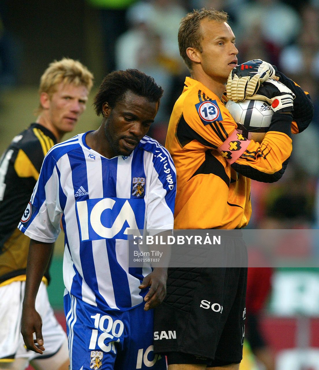 Håkan Svensson, målvakt, AIK med bollen i säkert