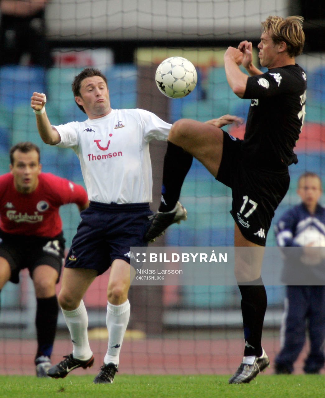 Fotboll, Tottenham-Kˆpenhamn: Robbie Keane, Tottenham i n‰rkamp med Ole Tobiasen, Kˆpenhamn.