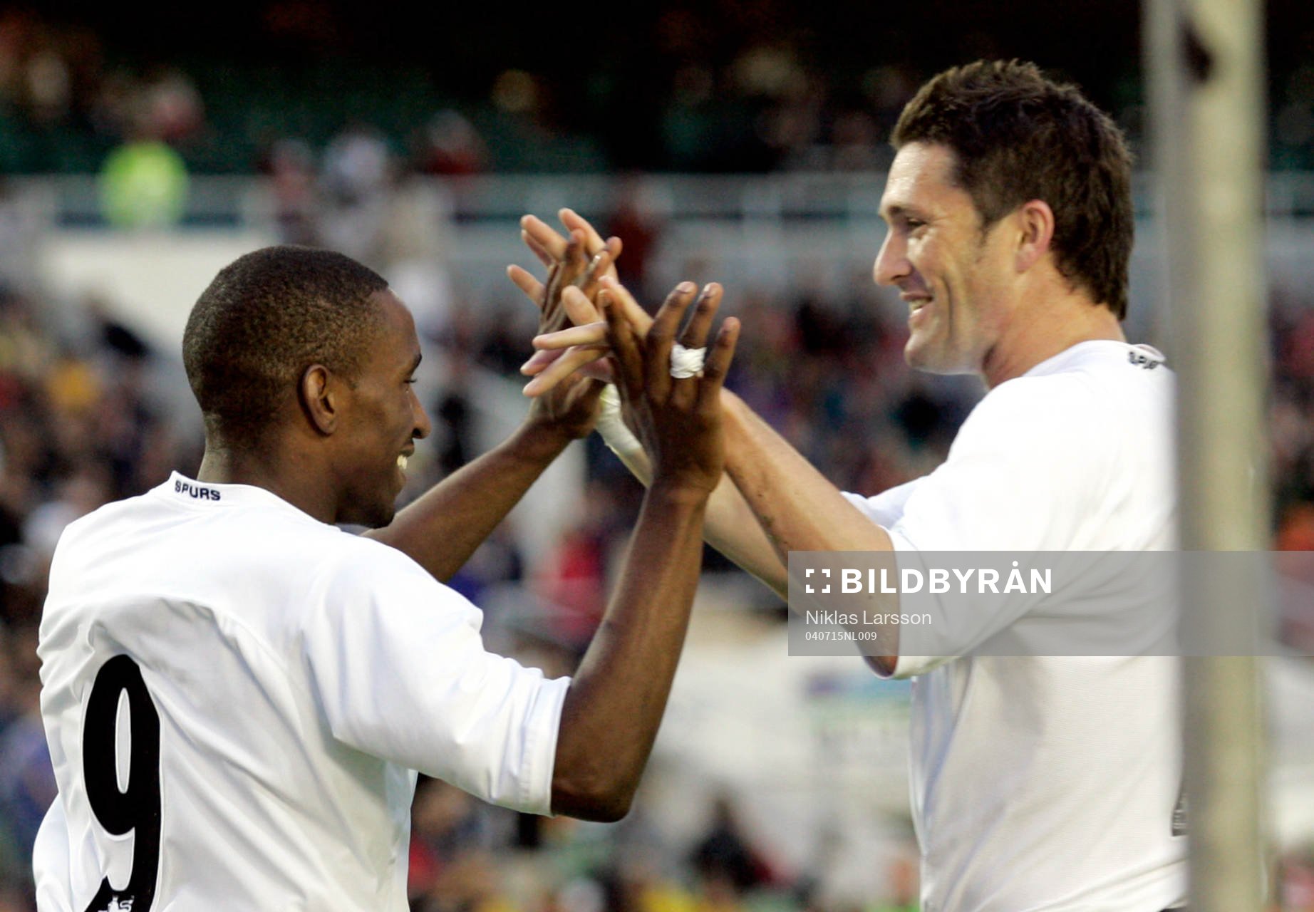 Fotboll, Tottenham-Kˆpenhamn: Robbie Keane grattar Jermain Defoe efter 2-1 mÂlet. 
