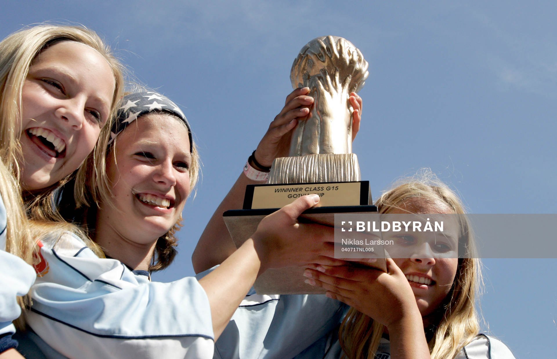 Fotboll, Gothia Cup, Girls 15, final, Malmˆ FF- Central Marin United: Malmˆtjejerna hissar pokalen efter segern. 