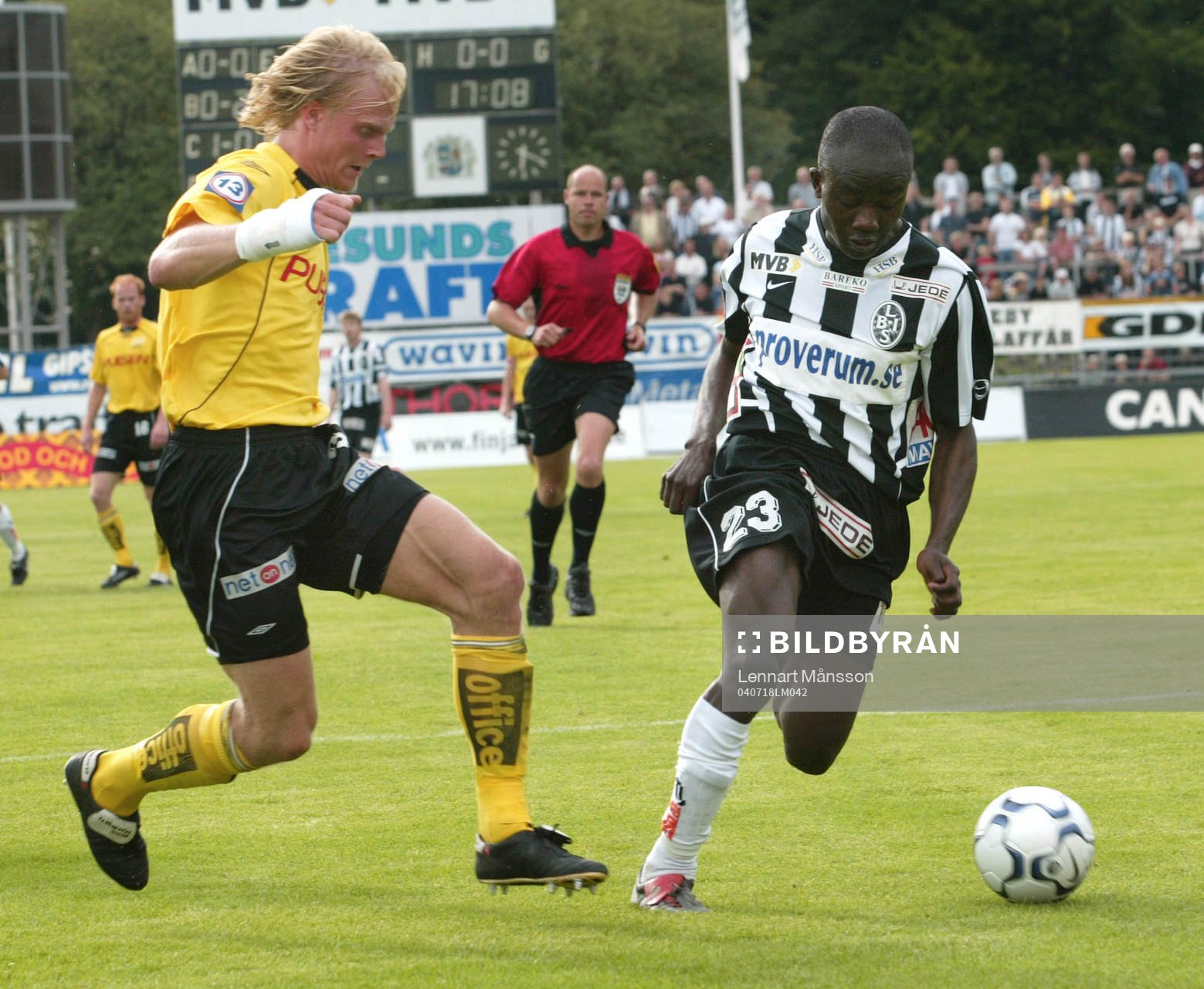  Johan Sjöberg jagar Jones Kusi Asare.