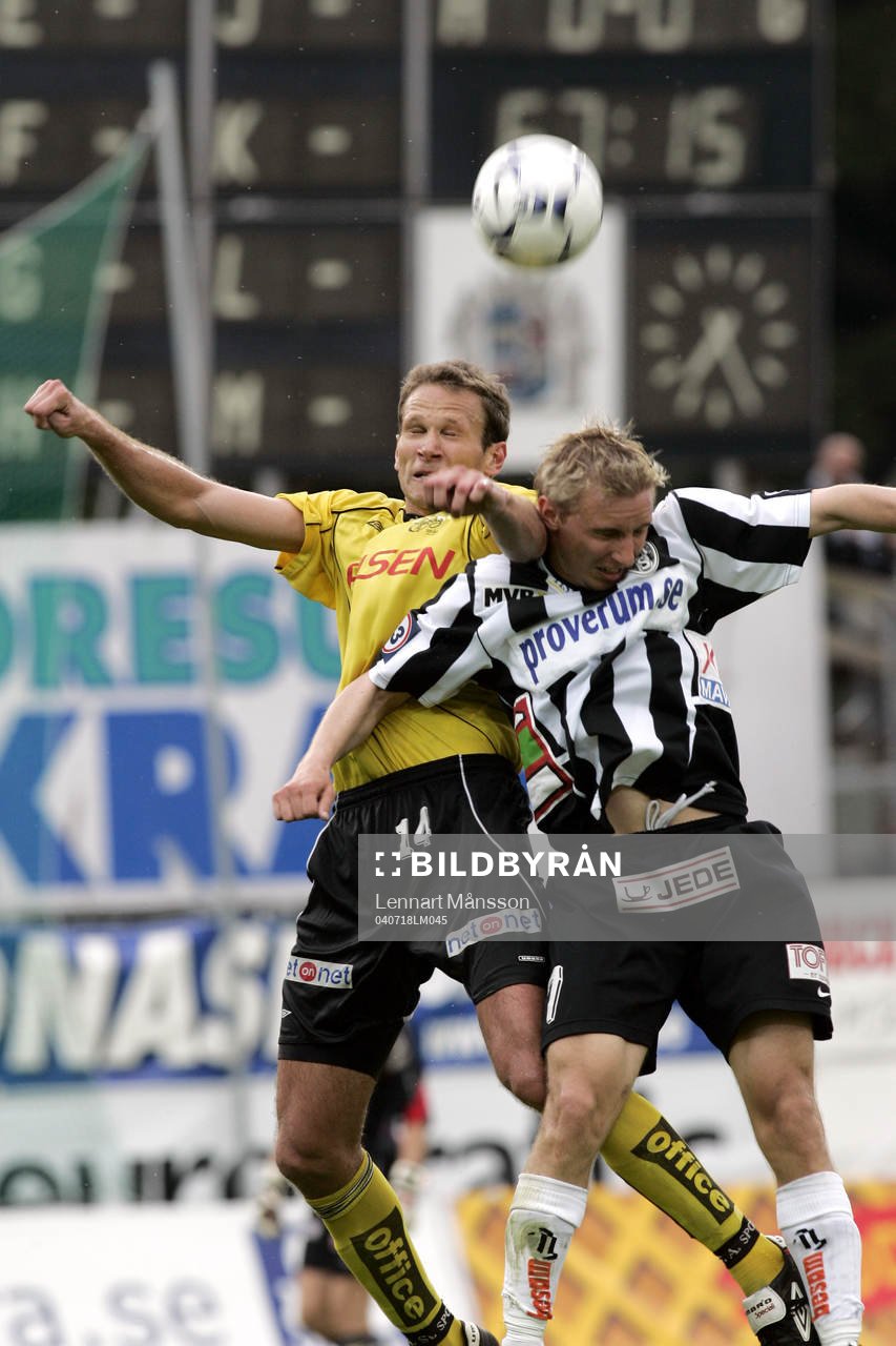  Joakim Alexandersson och Antti Okkonen nickduellerar.