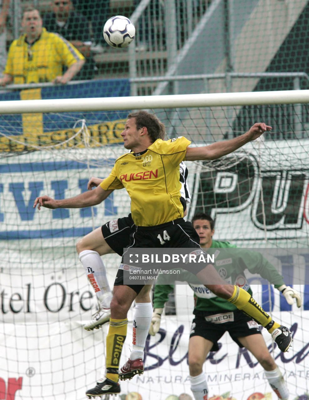  Var bollen inne? Joakim Alexandersson nickar, Jonas Sandqvist räddar.