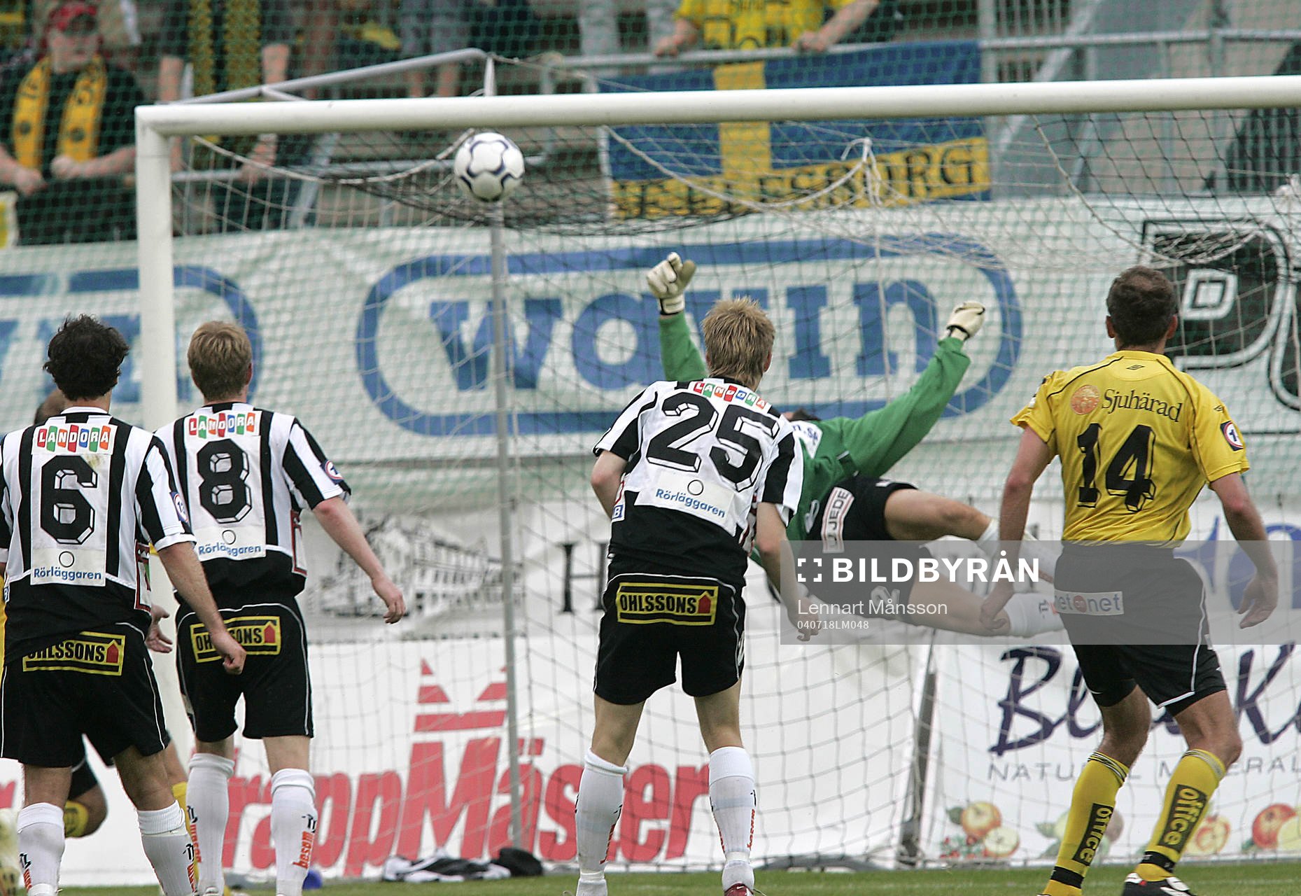  Var bollen inne? Joakim Alexandersson nickar, Jonas Sandqvist räddar.