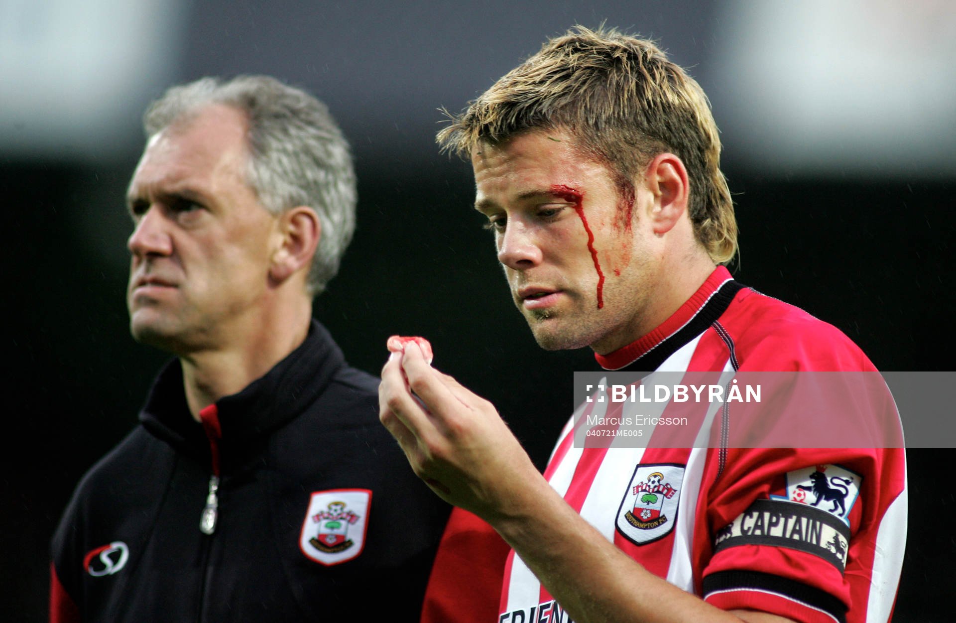 Fotboll, träningsmatch, Örgryte-Southampton: James Beattie, Southampton slog ihop skallen med Edier Frejd, Örgryte.