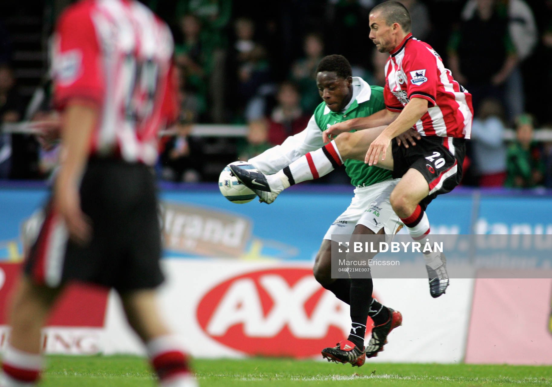 Fotboll, träningsmatch, Örgryte-Southampton: Efe Ehiorobo, Örgryte och David Prutton, Southampton.