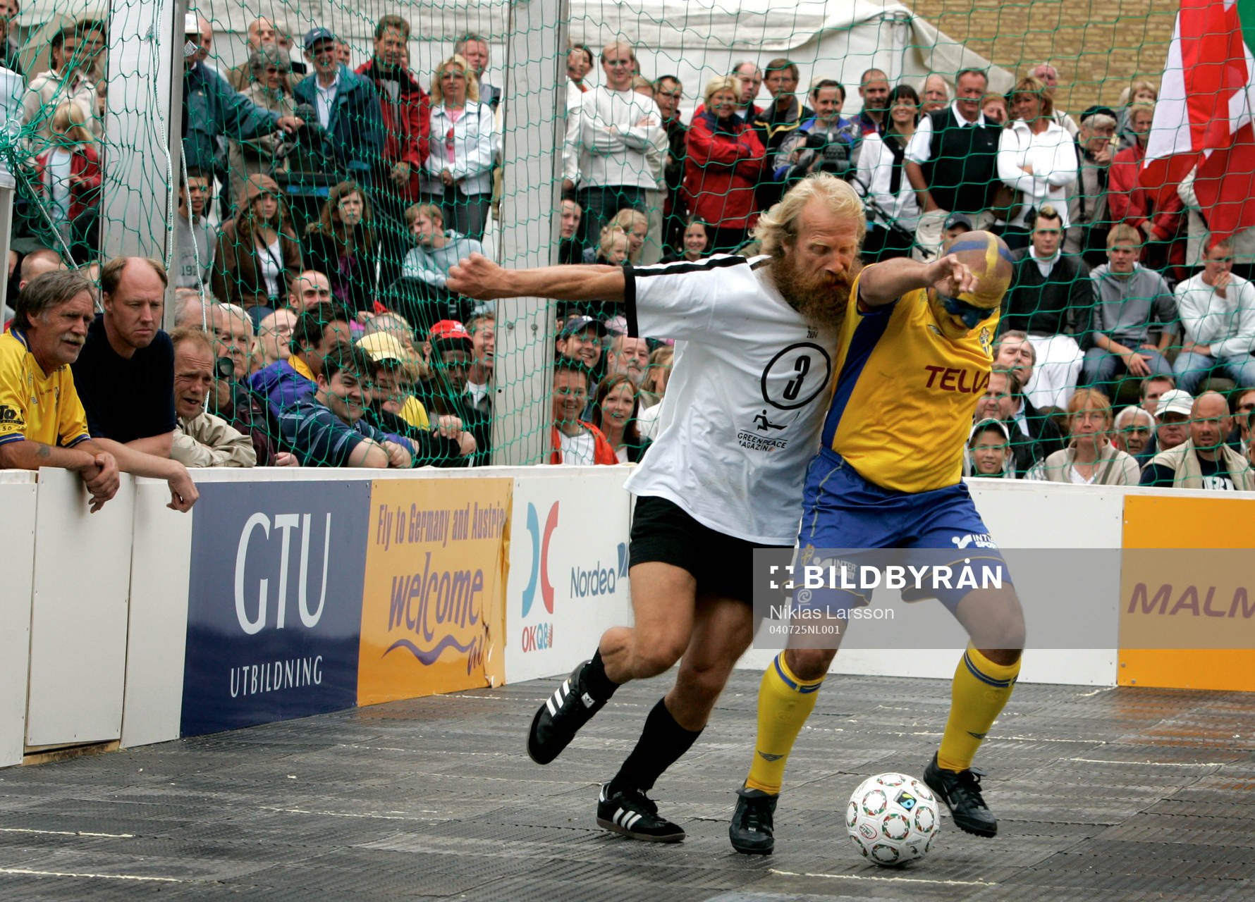 Fotboll, VM fˆr hemlˆsa: Idag startar VM fˆr hemlˆsa i Gˆteborg. Sverige spelade ˆppningsmatchen mot Tyskland. Marvin Bay, Sverige lurar Gunther, Tyskland.
