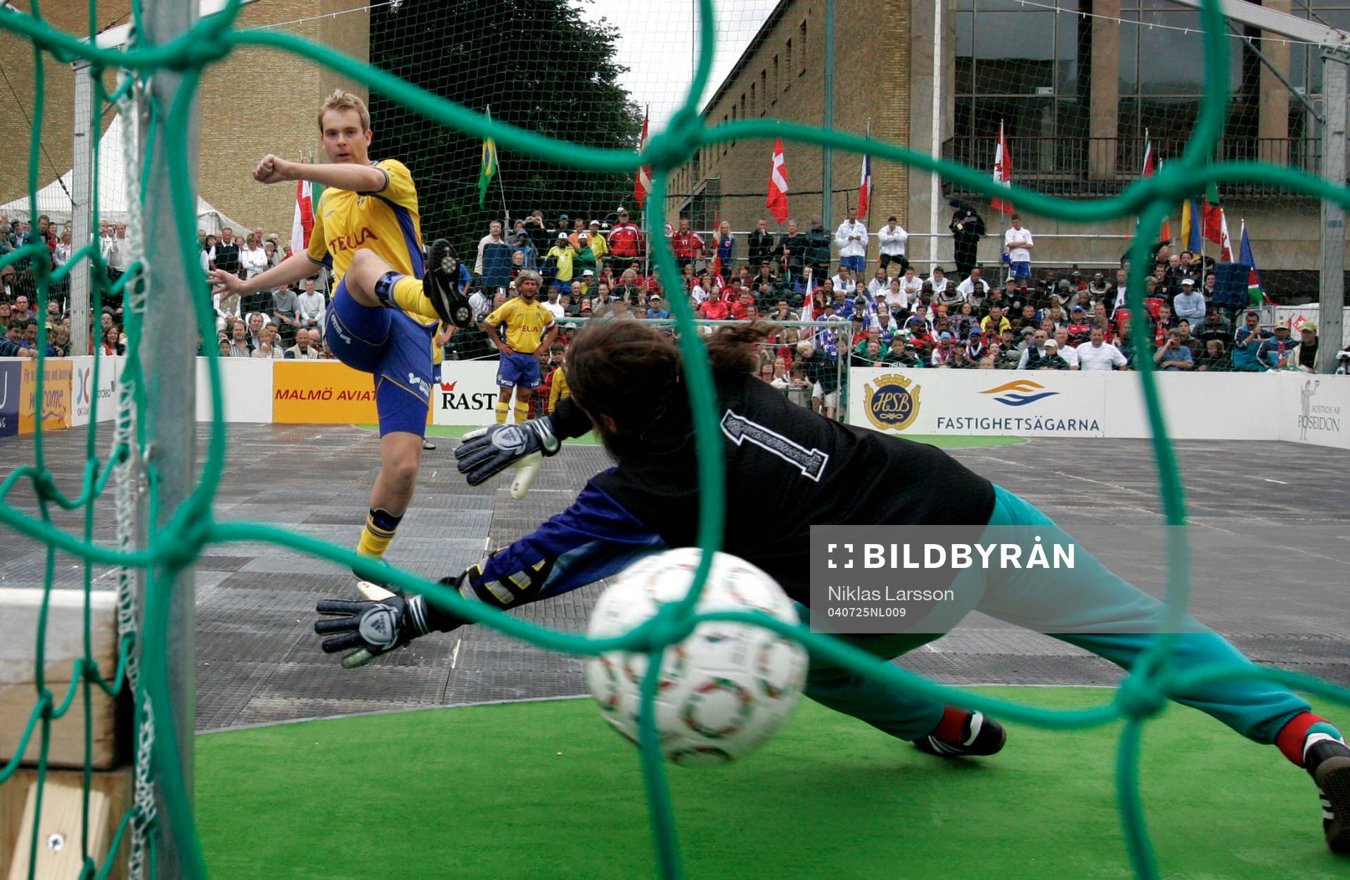 Fotboll, VM fˆr hemlˆsa: Idag startar VM fˆr hemlˆsa i Gˆteborg. Sverige spelade ˆppningsmatchen mot Tyskland. Joakim Olsson, Sverige gˆr 1-0 bakom den tyska mÂlvakten.