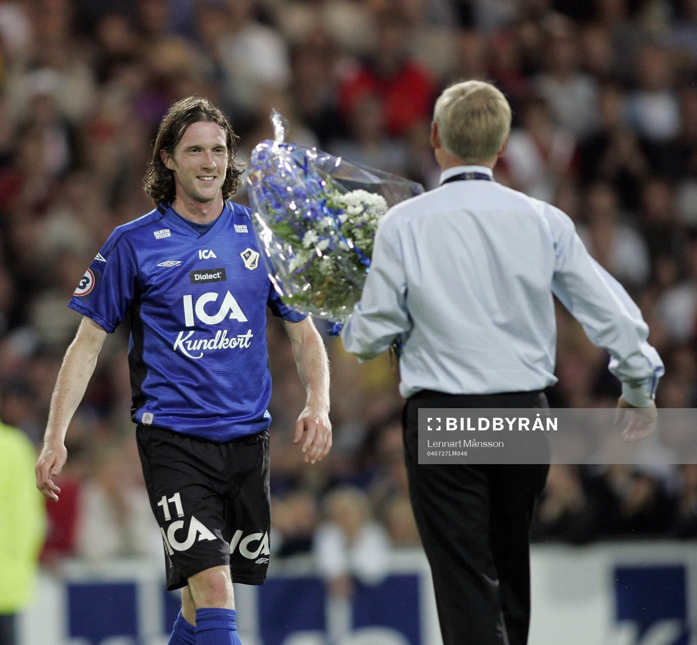 Bengt Sjöholm, ordförande avtackar Mikael Nilsson,