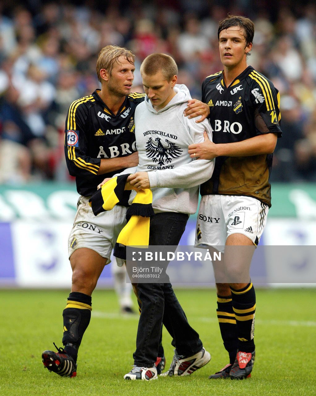 Martin Åslund och Per Nilsson, AIK leder ut en objuden