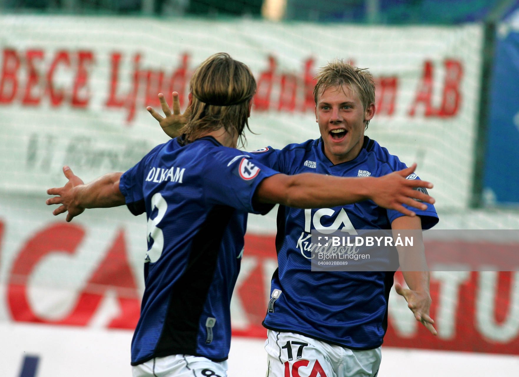 Dusan Djuric rusar fram och gratulerar Patrik Ingelsten,