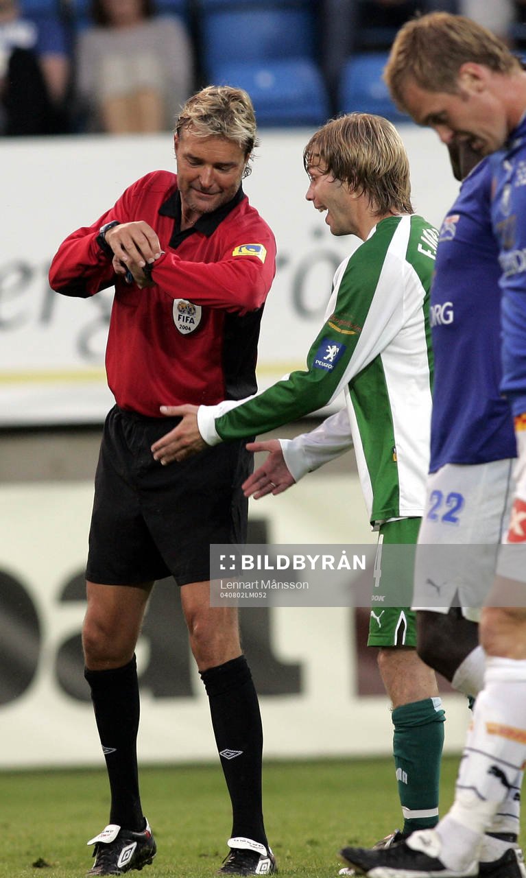 Anders Frisk (Domare) visar Karl-Oskar Fjörtoft, Hammarby