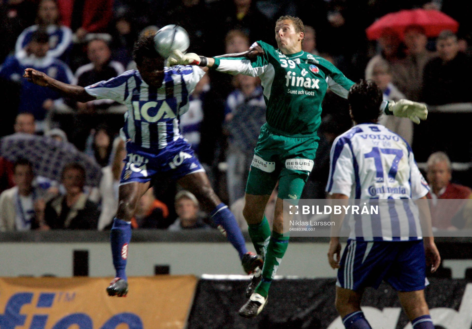 Daniel Andersson, målvakt Helsingborg och Peter Ijeh,