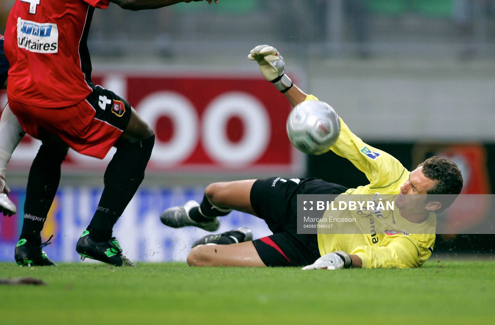 Andreas Isaksson, målvakt, Rennes räddar…
