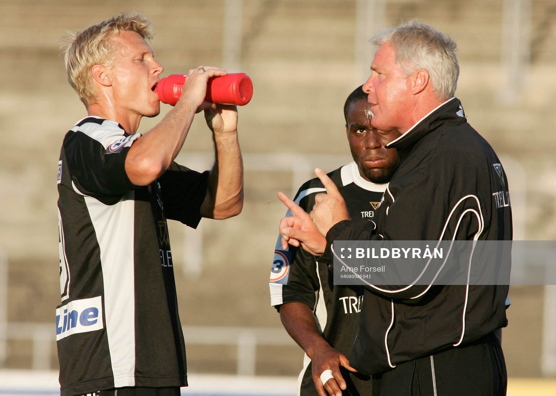 Conny Karlsson, tränare instruerar Mats Lilienberg,