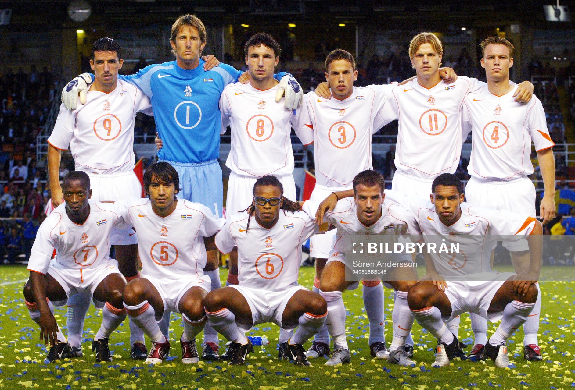 Lagbild. Stående: Roy Makaay, Edvin van der Sar, Mark van