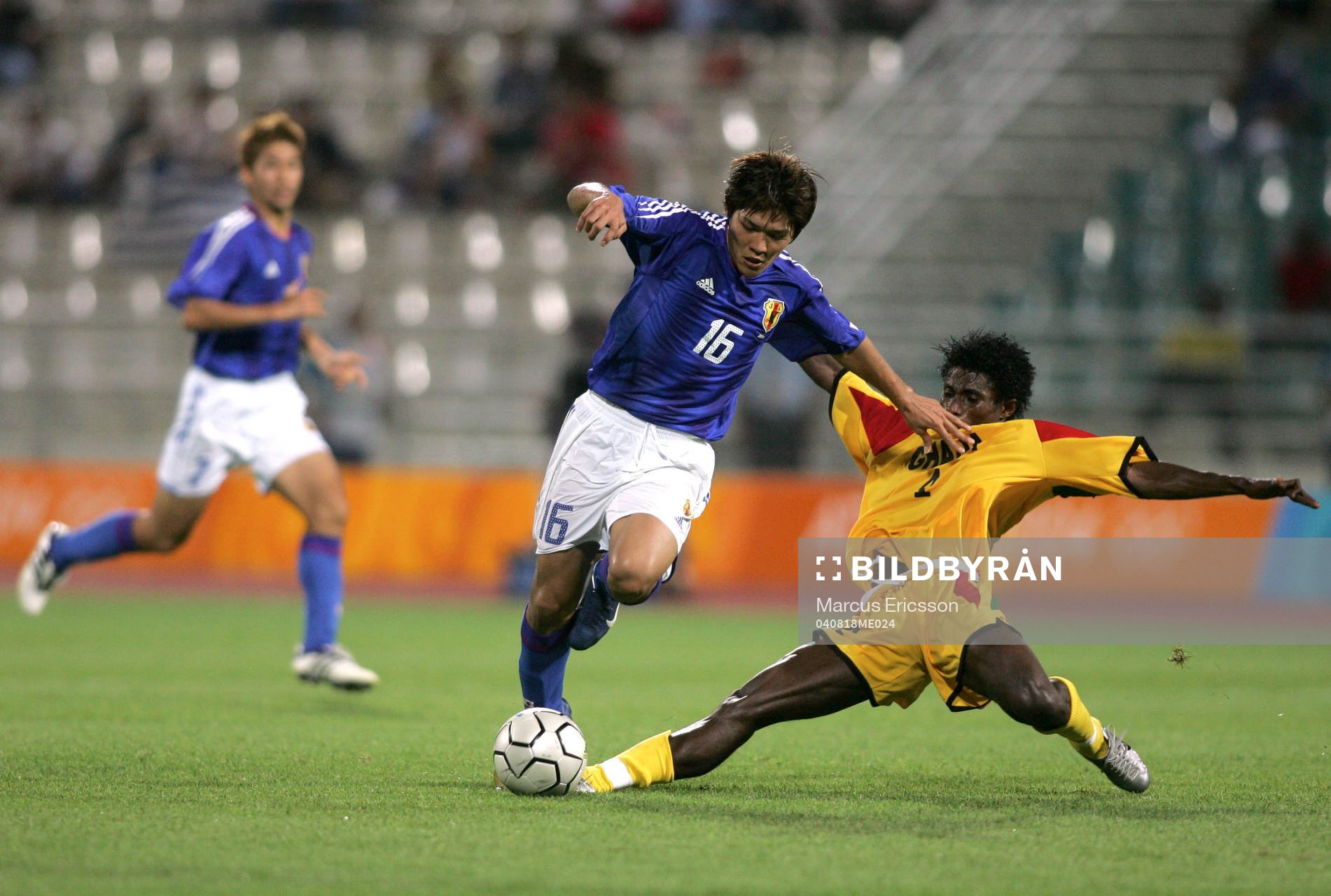 Yoshito Okubo, Japan driver boll förbi Nasir Lamine, Ghana