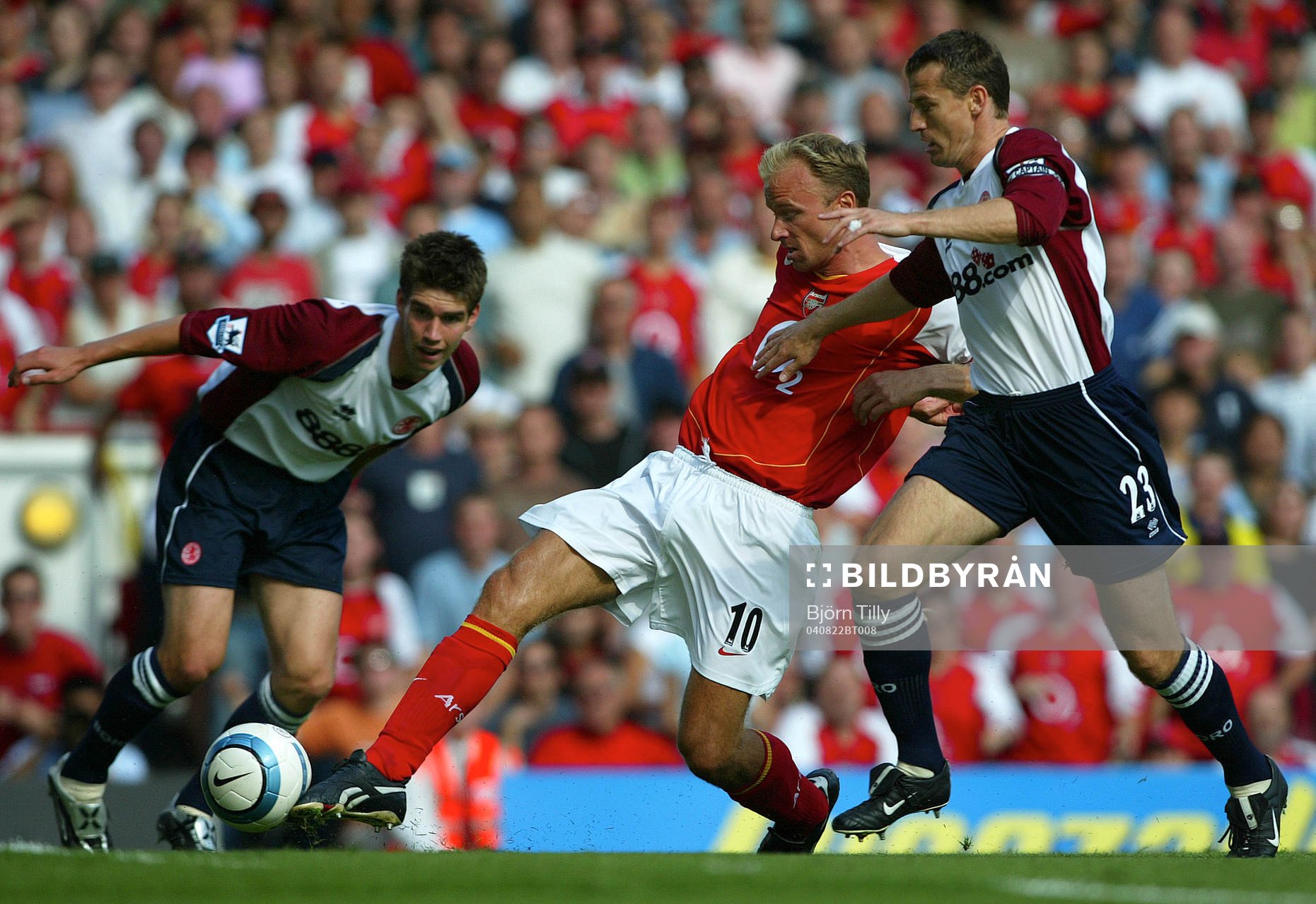 Fotboll, Engelsk, Premier League, Arsenal - Middlesbrough: Dennis Bergkamp, Arsenal och Colin Cooper, Middlesbrough.