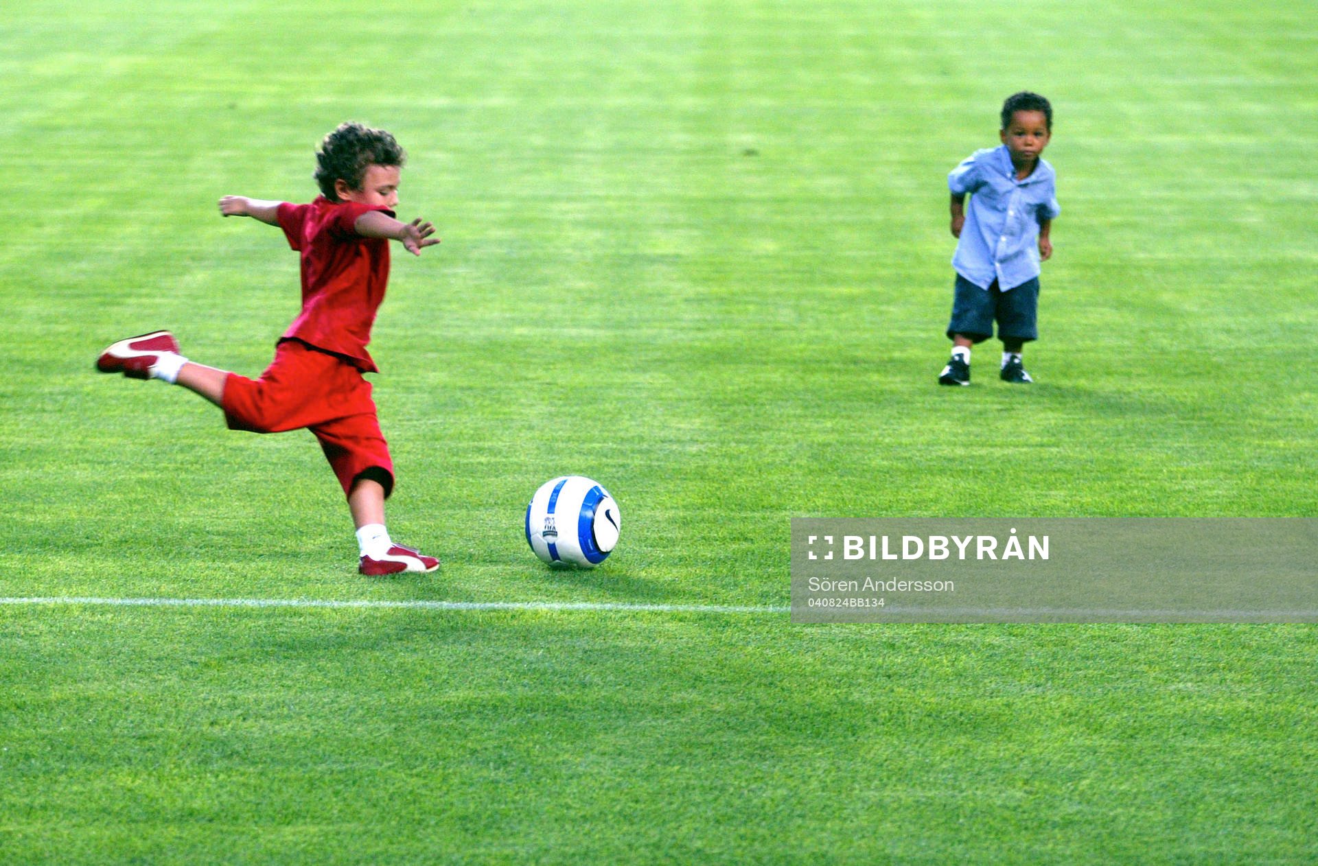 Ludovic Giuly son Diego, till vänster spelar boll på Camp