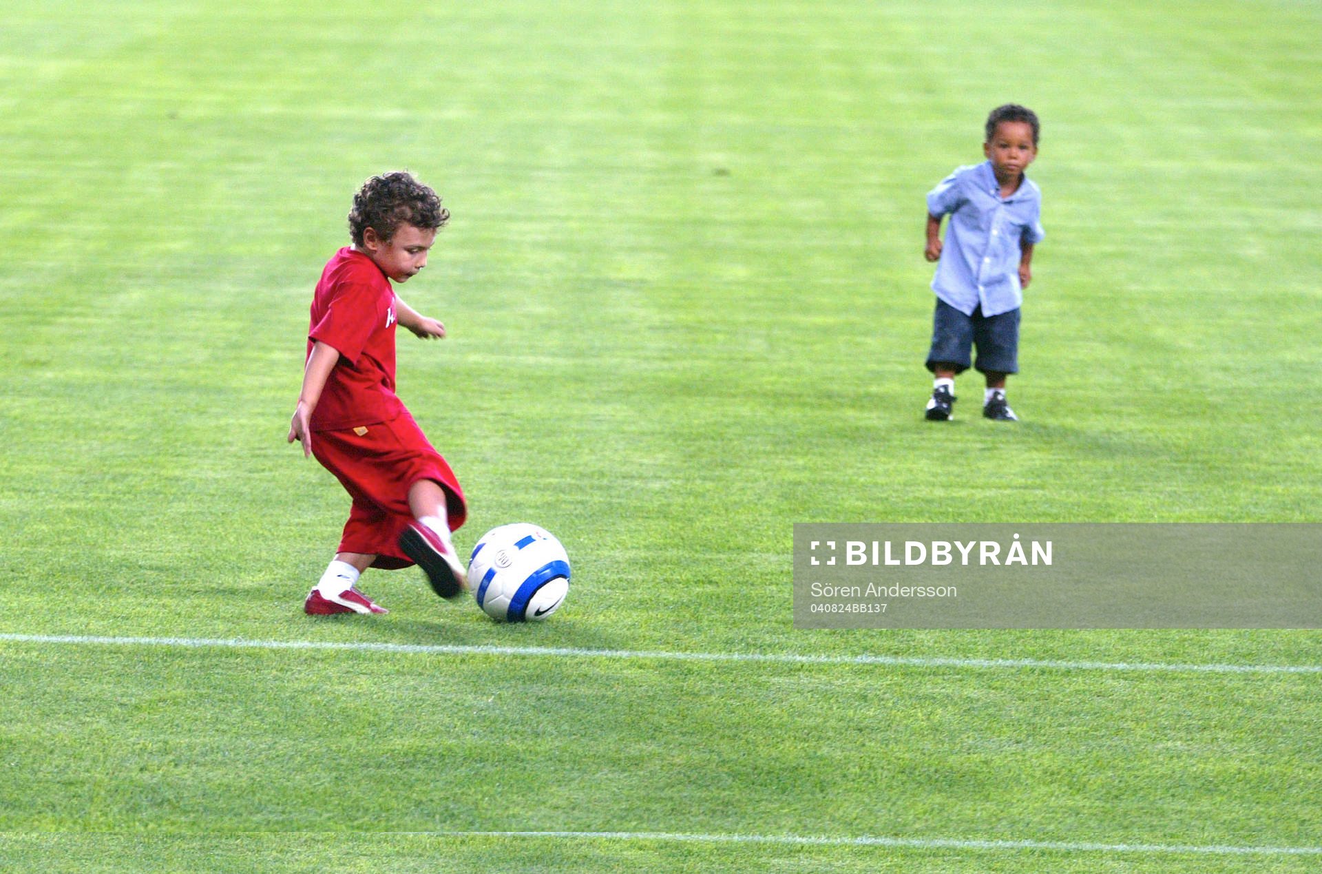 Ludovic Giuly son Diego, till vänster spelar boll på Camp