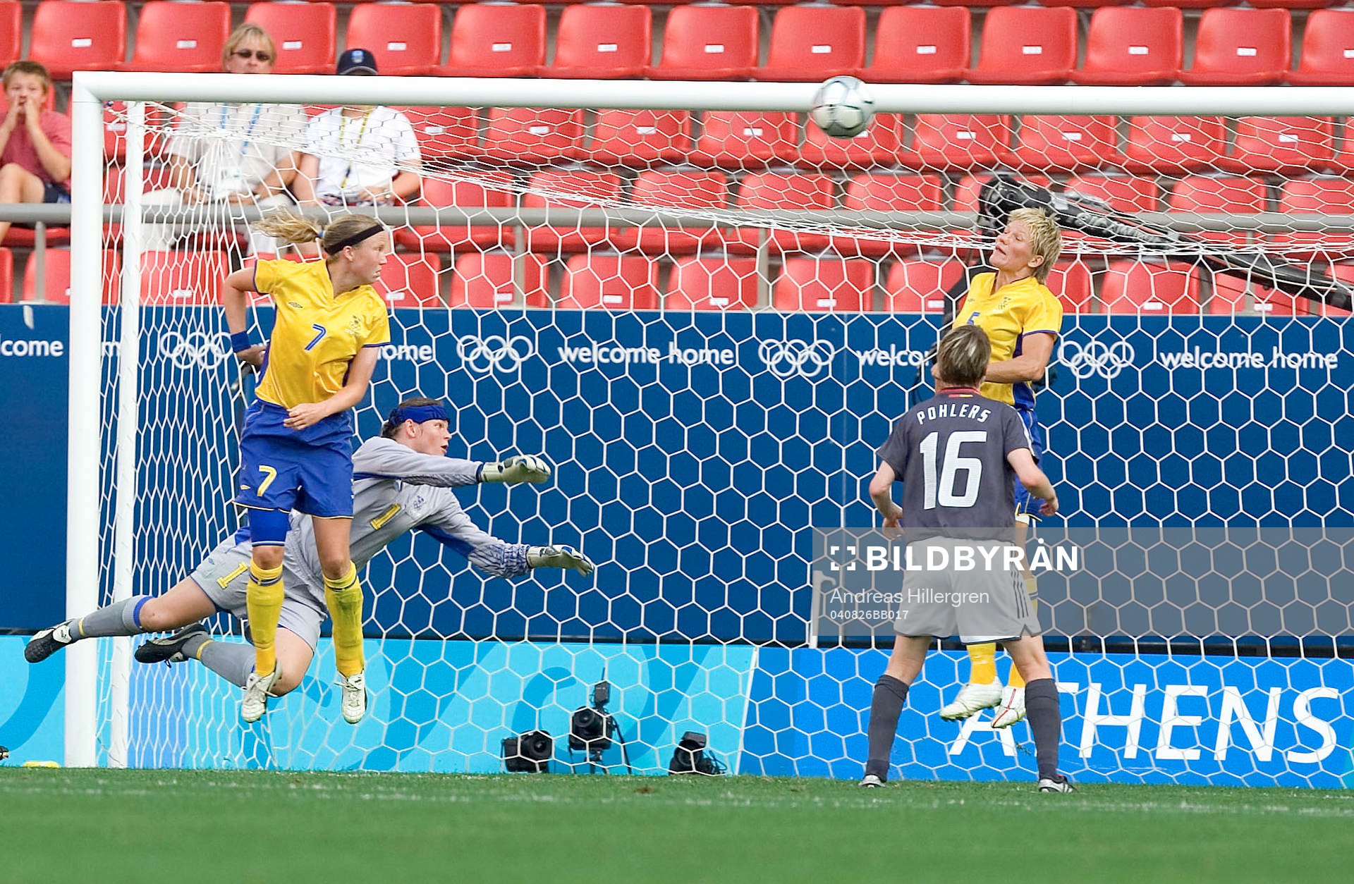 Caroline Jönsson, Sara Larsson och Kicki Bengtsson ser