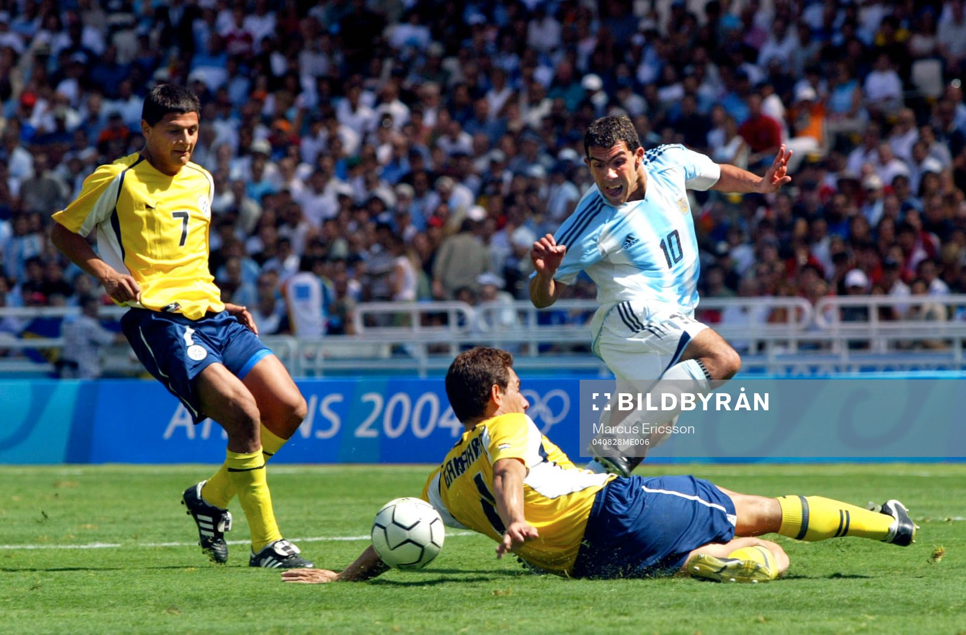 OS, Fotboll, Final, Argentina - Paraguay: Carlos Tevez, Argentina och Pablo Gimenez, Carlos Gamarra, Paraguay
