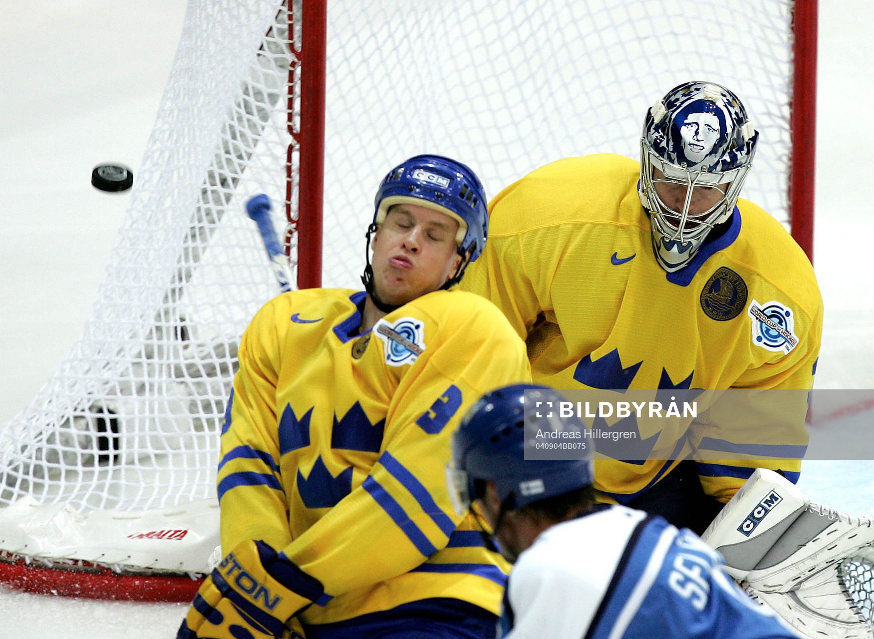 Kim Johnsson offrar sig framför Mikael Tellqvist,