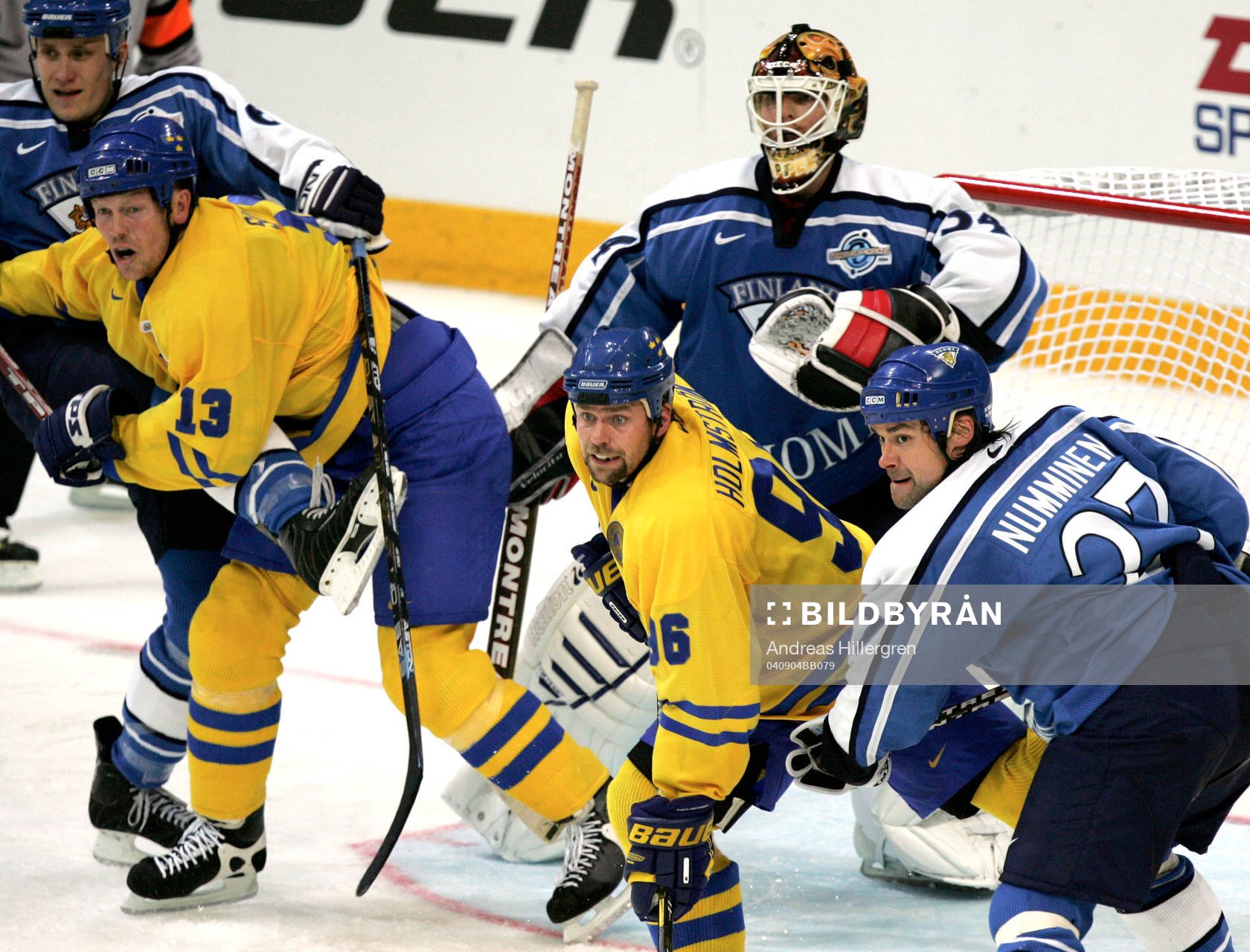 Tomas Holmström och Mats Sundin framför Miikka Kiprusoff,