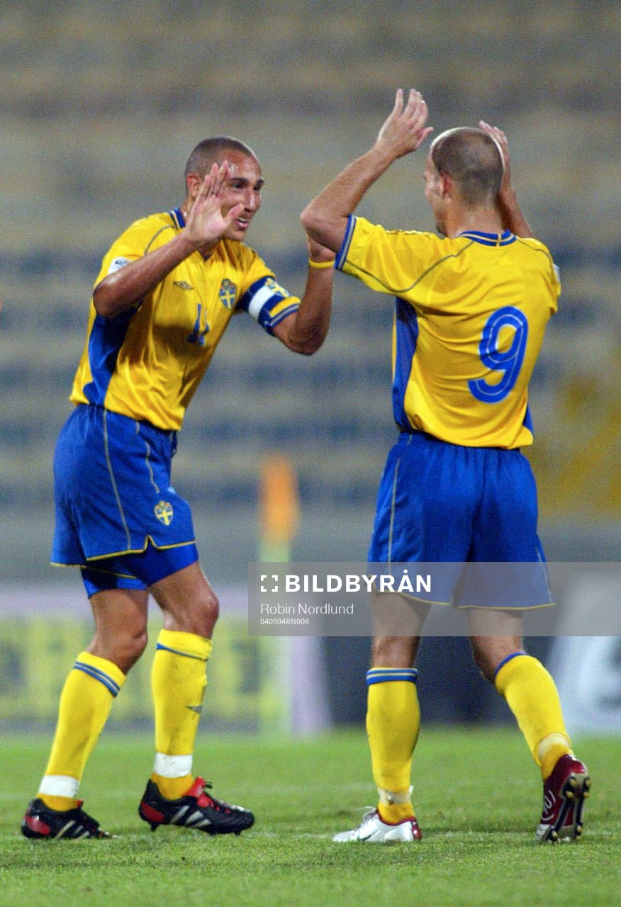 Henrik Larsson gratuleras av Fredrik Ljungberg, Sverige