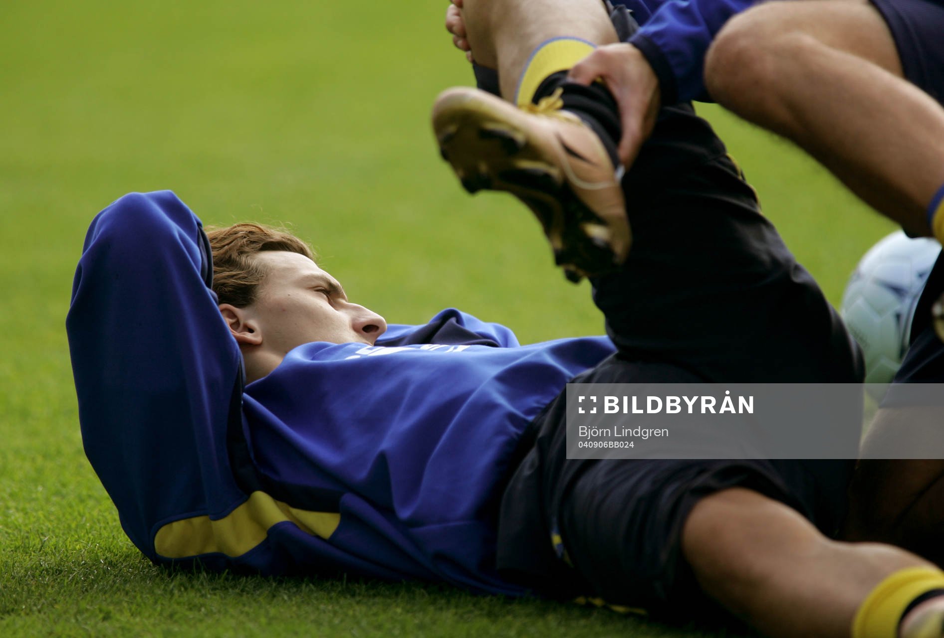 Zlatan Ibrahimovic får hjälp med stretching