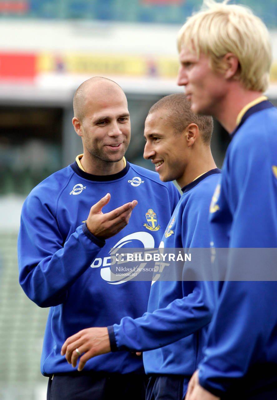 Teddy Lucic samtalar med Henrik Larsson. I förgrunden