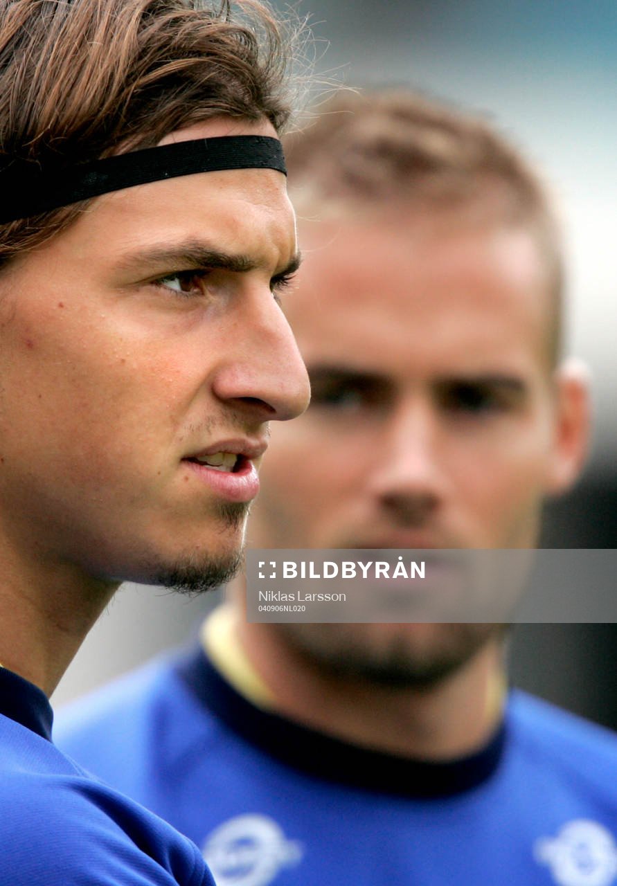 Zlatan Ibrahimovic. Olof Mellberg i bakgrunden