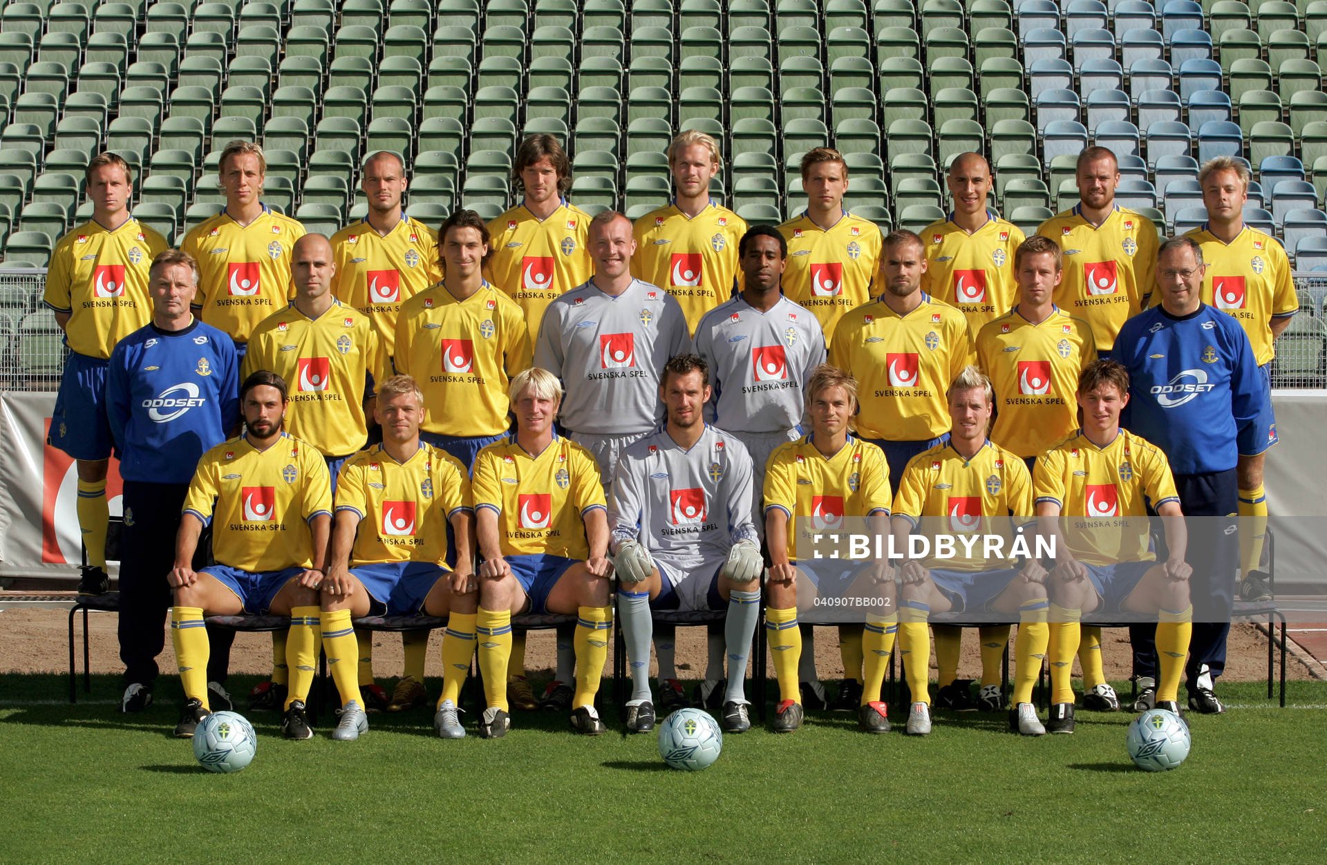 Tobias Linderoth, Erik Edman, Fredrik Ljungberg, Mikael Nilsson, Mikael Dorsin, Anders Svensson, Henrik Larsson, Mattias Jonson och Anders Andersson. Mellersta raden fr v: Roland Andersson, Teddy Lucic, Zlatan Ibrahimovic, Magnus Hedman, Eddie Bengtsson, Olof Mellberg, Tommy Jönsson, Lars Lagerbäck. Främre raden fr v: Alexander Östlund, Marcus Allbäck, Petter Hansson, Andreas Isaksson, Niclas Alexandersson, Christian Wilhelmsson och Kim Källström.
© Bildbyrån - 27666 D