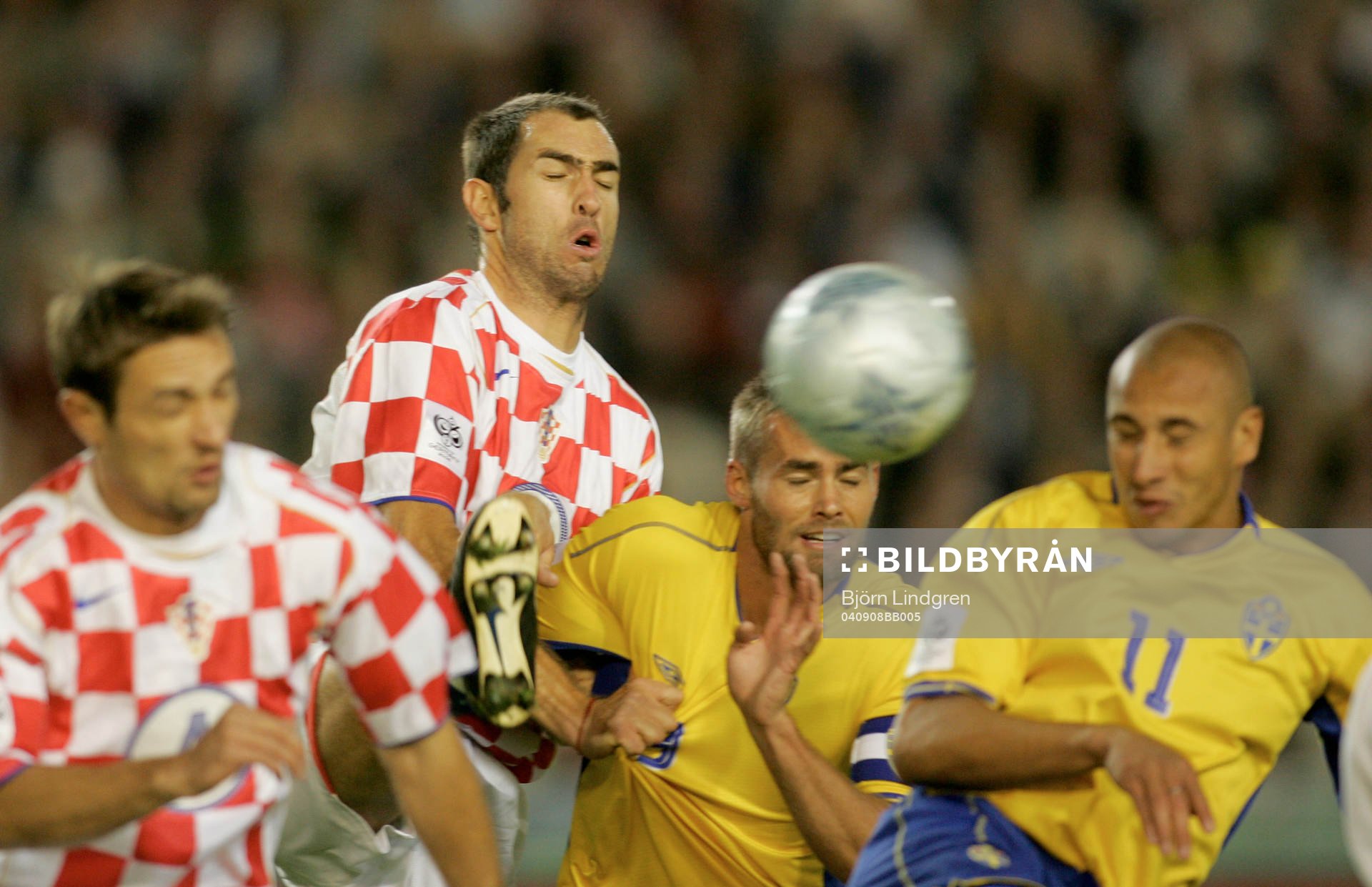 Olof Mellberg och Henrik Larsson i närkamp