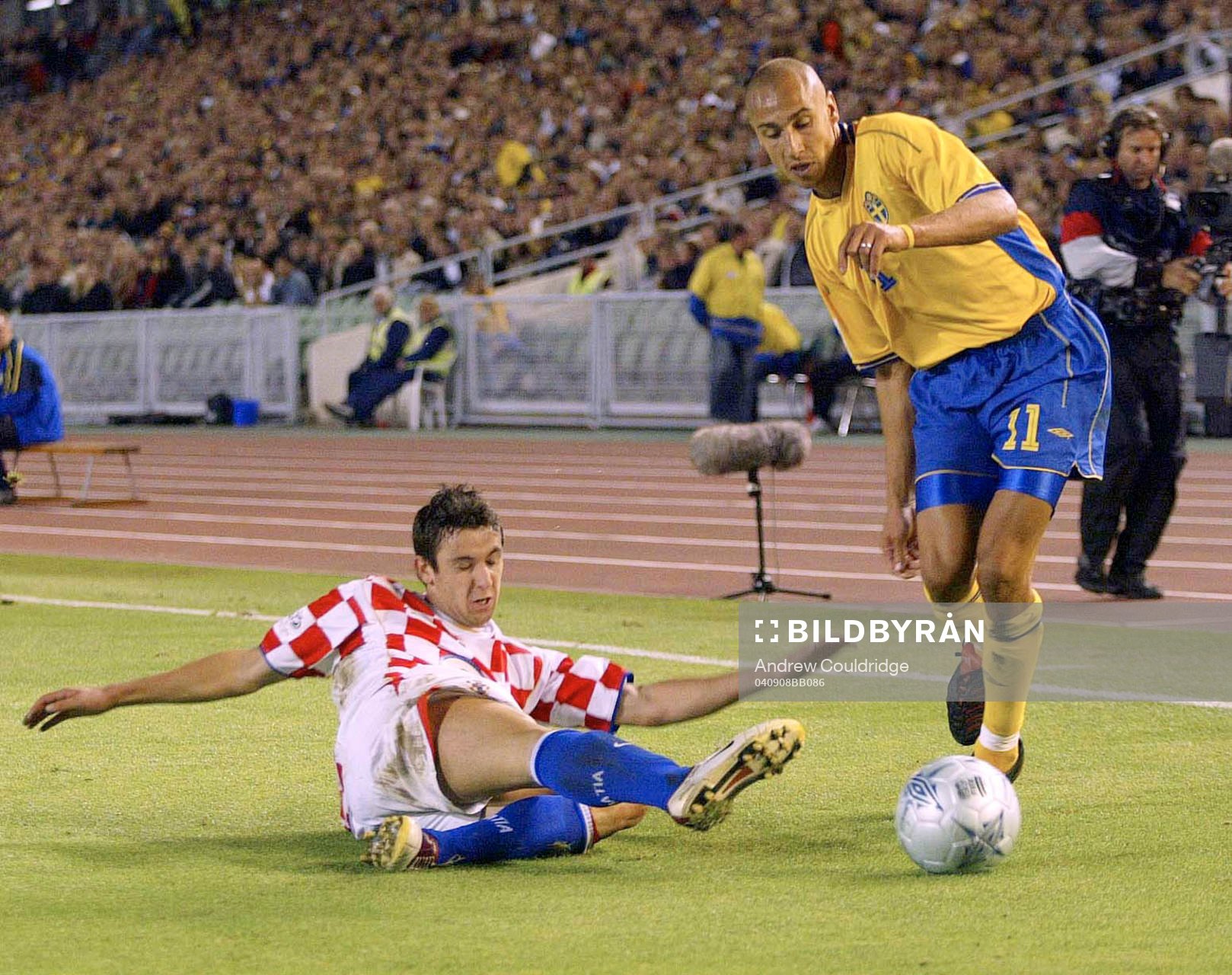 Henrik Larsson och  Darijo Srna kämpar om bollen