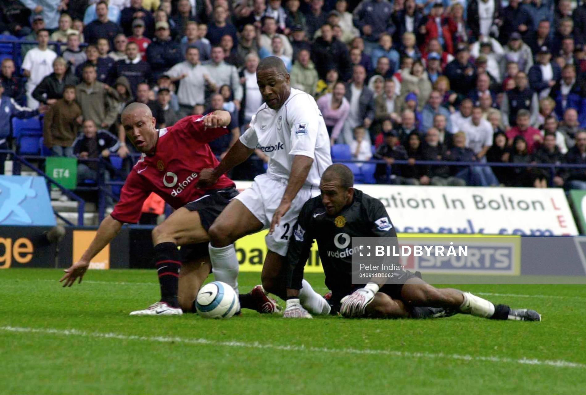  Les Ferdinand, Bolton tar vara på gratis chansen från Tim Howard, Manchester (Målvakt)