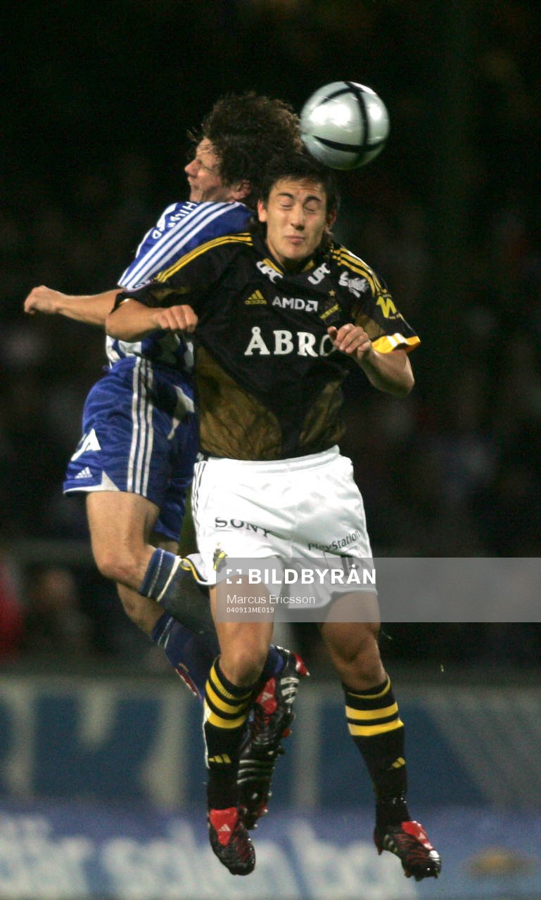  Stefan Ishizaki, AIK i nickduell med Sebastian Johansson, Göteborg.