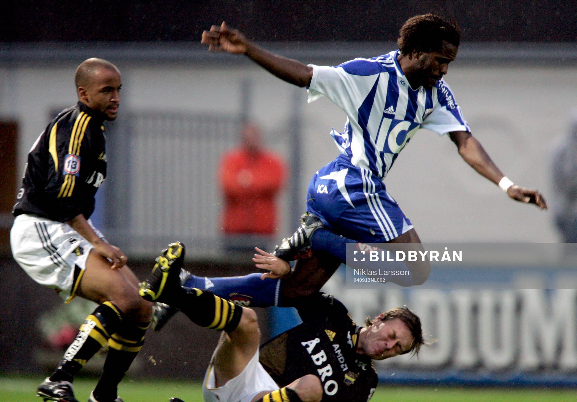 Peter Ijeh, Göteborg tar sig förbi Niklas Sandberg, AIK.