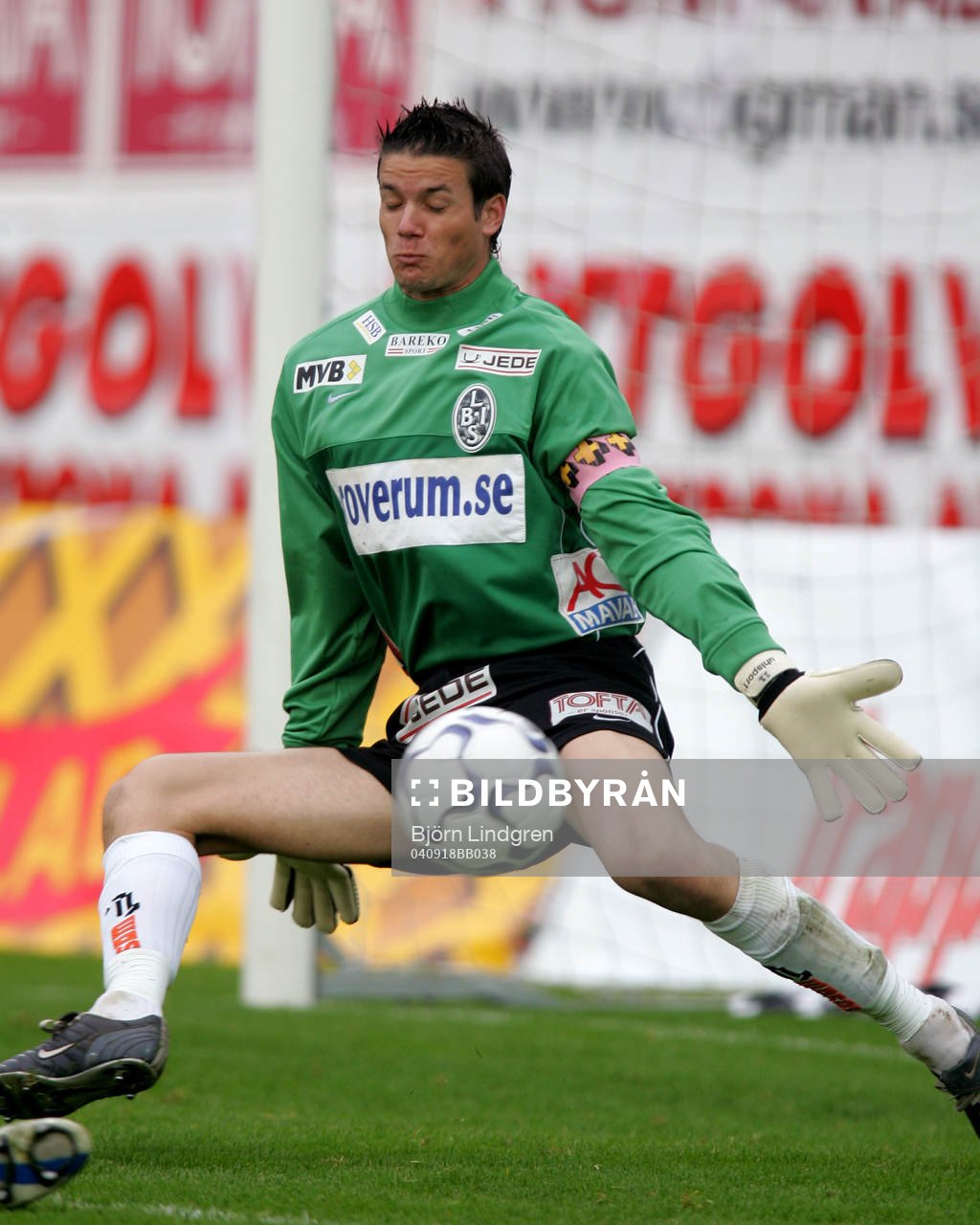Jonas Sandqvist, målvakt,  Landskrona ser bollen passera,