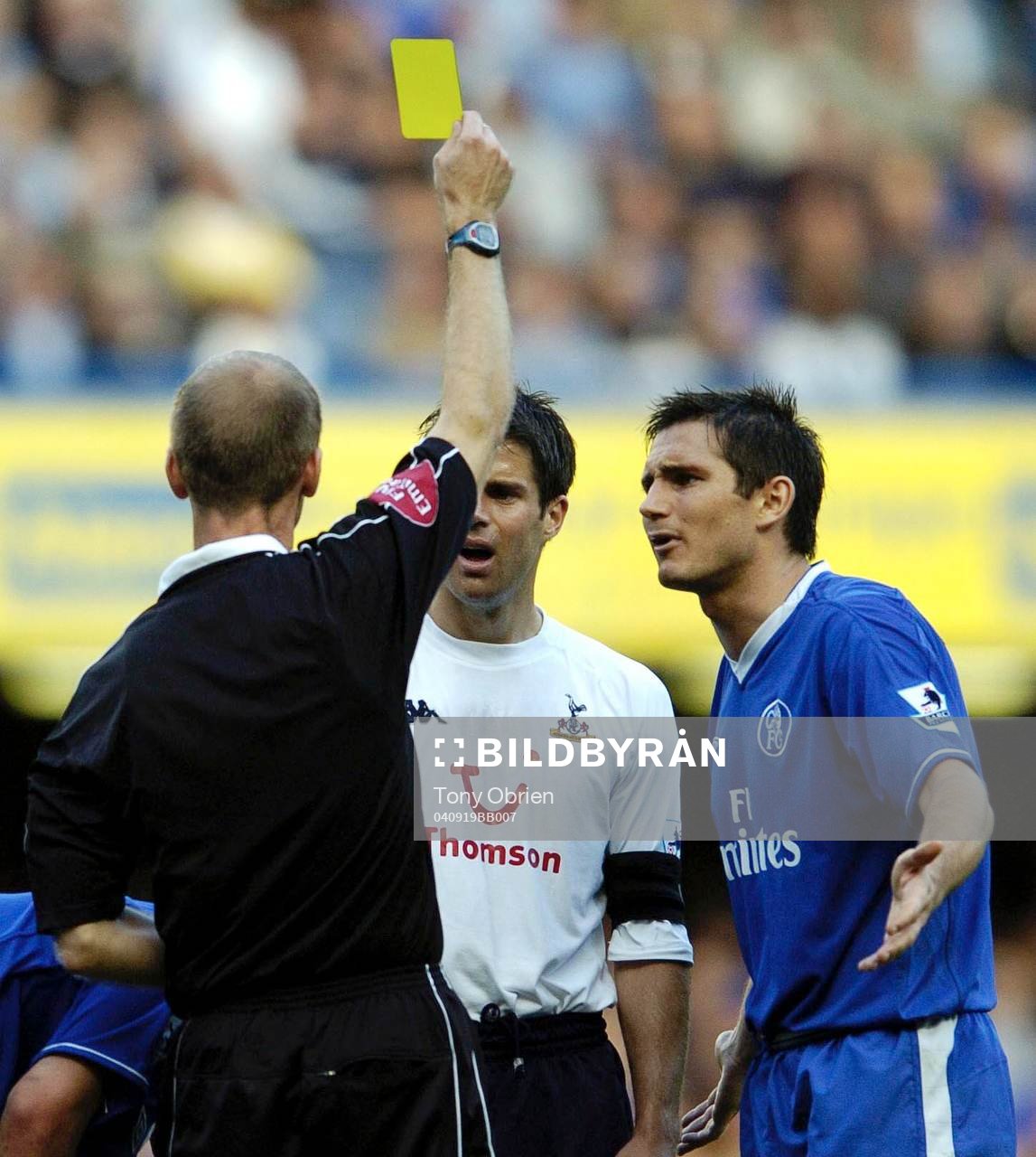  Jamie Redknapp, Tottenham protesterar mot varningen han får av domaren Mike Riley, Frank Lampard, Chelsea deltar oxå i diskussionen...