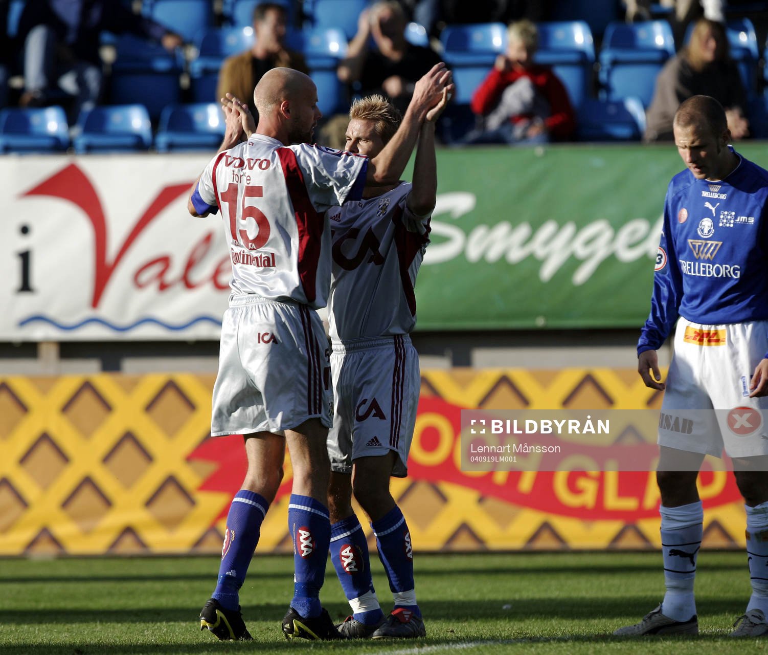    Två av IFK:s målskyttar, Mikael Sandklef och Niclas Alexandersson jubel.